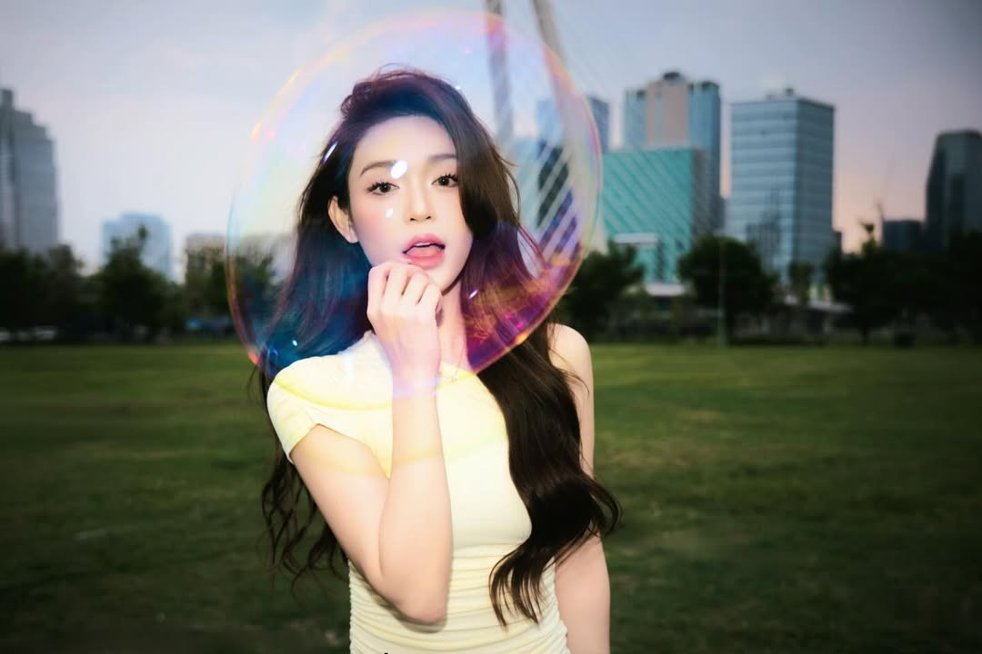 Trong bộ ảnh, Hoàng Yến chọn bối cảnh không gian mở tại công viên với tầm nhìn hướng về những tòa cao ốc hiện đại và cầu Ba Son. Giữa ánh sáng chiều tà, cô nàng không ngần ngại "lăn xả" để bắt được những khoảnh khắc đẹp nhất. (Ảnh: IGNV)