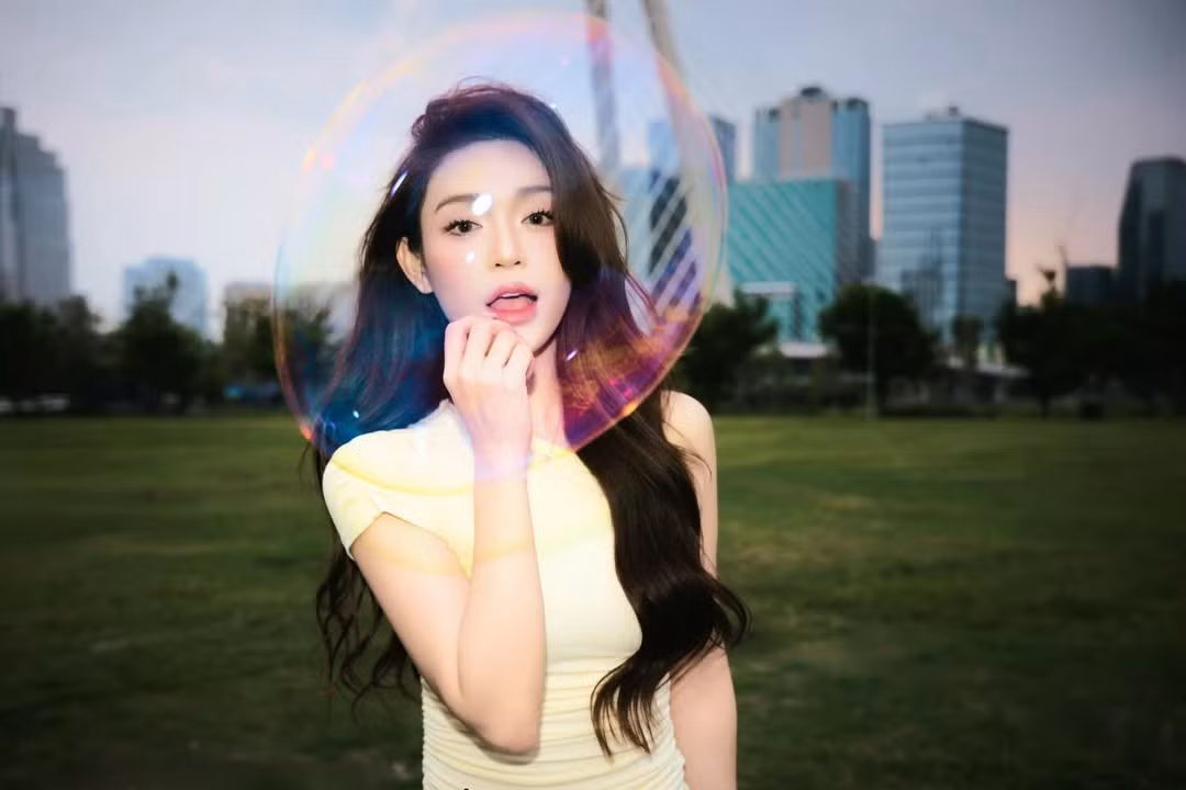 Trong bộ ảnh, Hoàng Yến chọn bối cảnh không gian mở tại công viên với tầm nhìn hướng về những tòa cao ốc hiện đại và cầu Ba Son. Giữa ánh sáng chiều tà, cô nàng không ngần ngại "lăn xả" để bắt được những khoảnh khắc đẹp nhất. (Ảnh: IGNV)