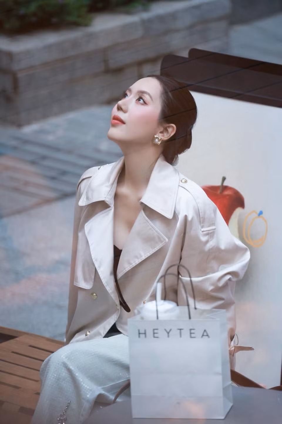 Bộ ảnh street style đỉnh cao mà Hồng Hạnh nhận được đã chứng minh vì sao dịch vụ này lại hot rần rần trên mạng xã hội xứ Trung. (Ảnh: FBNV)