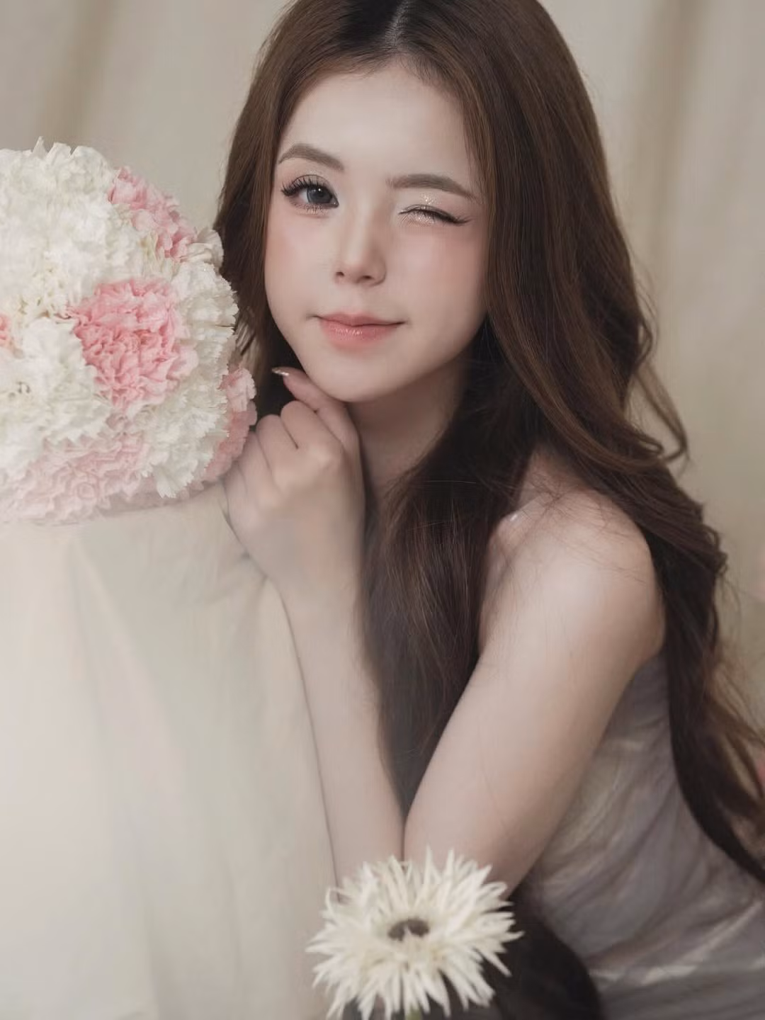 Dù có sự hỗ trợ từ gia đình, Gia Linh đã sớm tự lập tài chính thông qua việc làm mẫu ảnh và đại diện nhãn hàng từ những năm cấp 2. Cô nàng luôn biết cách cân bằng giữa việc học tại trường quốc tế và đam mê nghệ thuật. (Ảnh: IGNV)