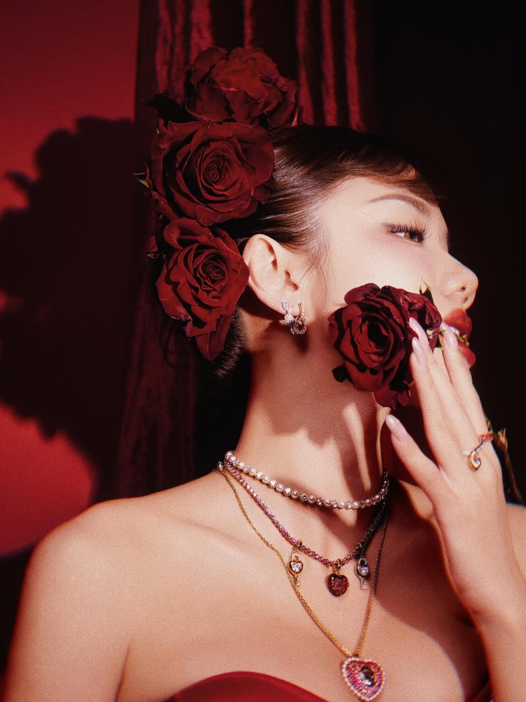 Phương Ly chọn điểm nhấn vào đôi môi đỏ mọng quyến rũ, đôi mắt sắc sảo cùng làn da bóng khỏe. (Ảnh: IGNV)