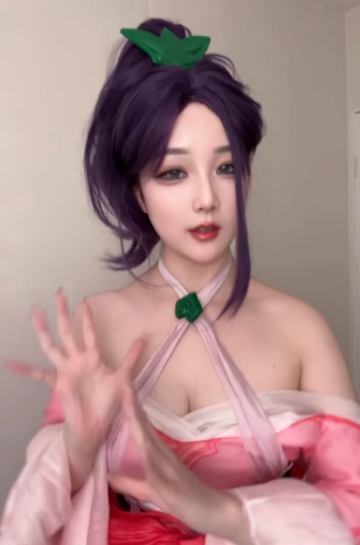 Khuôn mặt được trang điểm kỹ lưỡng, đặc biệt là đôi mắt to tròn, sắc sảo cùng đôi môi đỏ mọng, giúp Kiittwy toát lên vẻ đẹp ma mị, quyến rũ đúng chất "nữ thần". (Ảnh: IGNV)