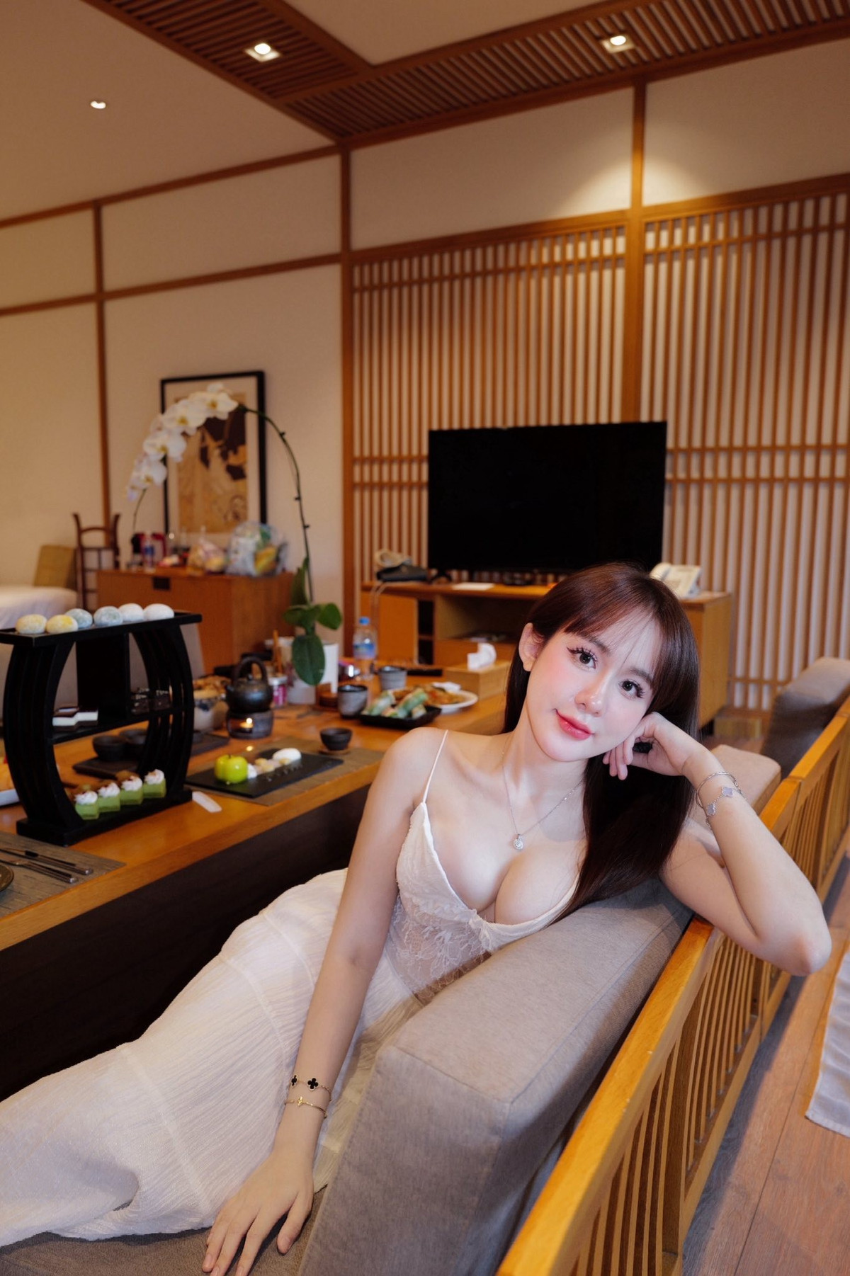 Mới đây, cô nàng gây chú ý khi đăng tải loạt ảnh check-in tại một nhà hàng. Lê Tuyết Anh diện một chiếc váy hai dây màu trắng tinh khôi, khéo léo khoe vòng một đầy đặn và làn da trắng mịn