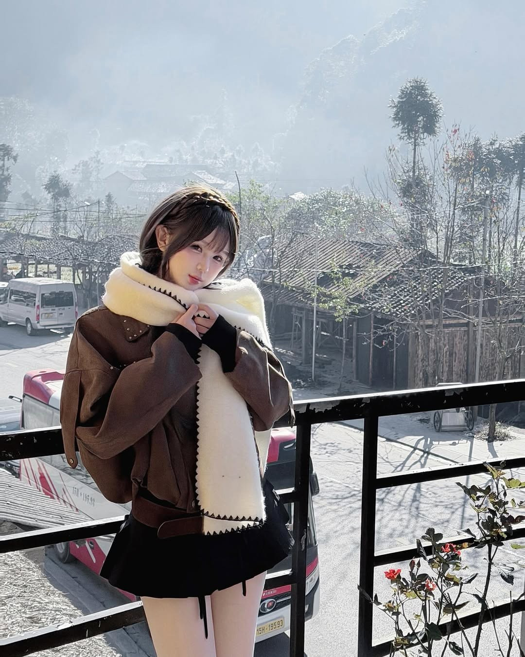 Sự kết hợp giữa phong cách thời trang ngọt ngào, hiện đại của Hạnh Nguyễn và vẻ đẹp mộc mạc, yên bình của Lô Lô Chải đã tạo nên một tổng thể vô cùng hài hòa. (Ảnh: IGNV)