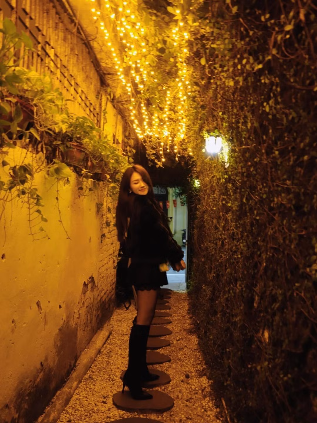 Bộ ảnh mới này của MC Linh Nắng một lần nữa chứng minh sức hút không chỉ đến từ tài năng mà còn từ nhan sắc và phong cách thời trang ấn tượng của cô nàng. Mỗi lần "lên đồ" là nữ MC lại khiến fan phải trầm trồ và dành những lời khen "có cánh".