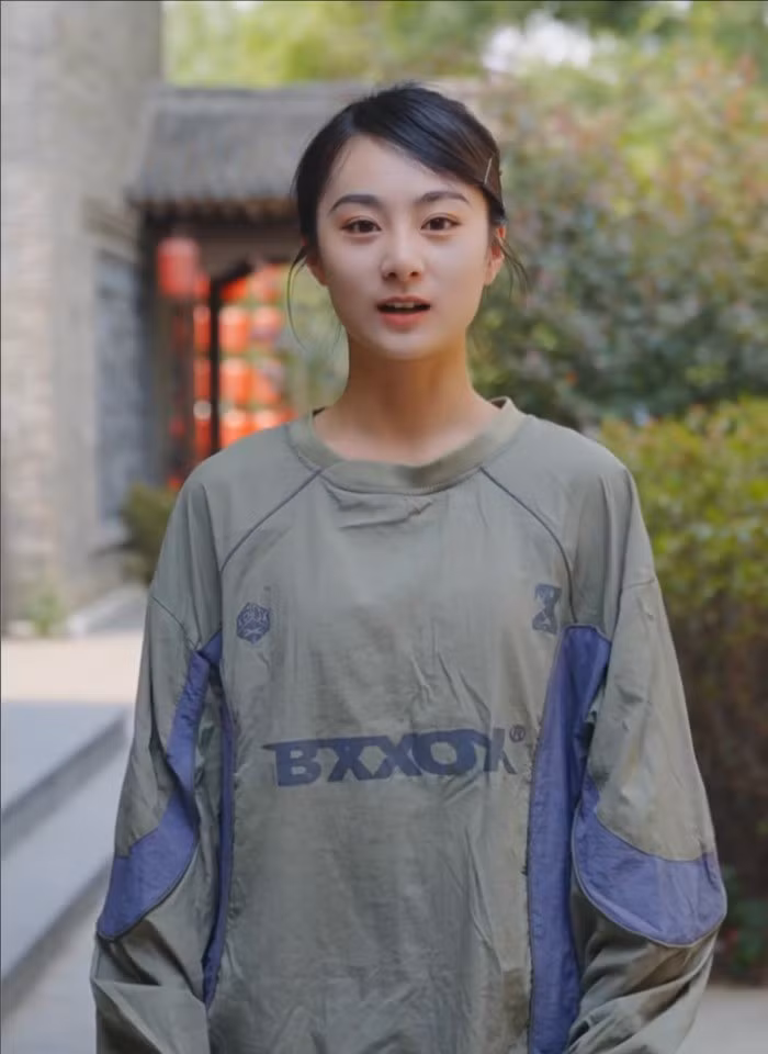 Trong những hình ảnh đời thường, Đình Đình vẫn khiến nhiều người xuýt xoa bởi nhan sắc thanh tú, xinh xắn.