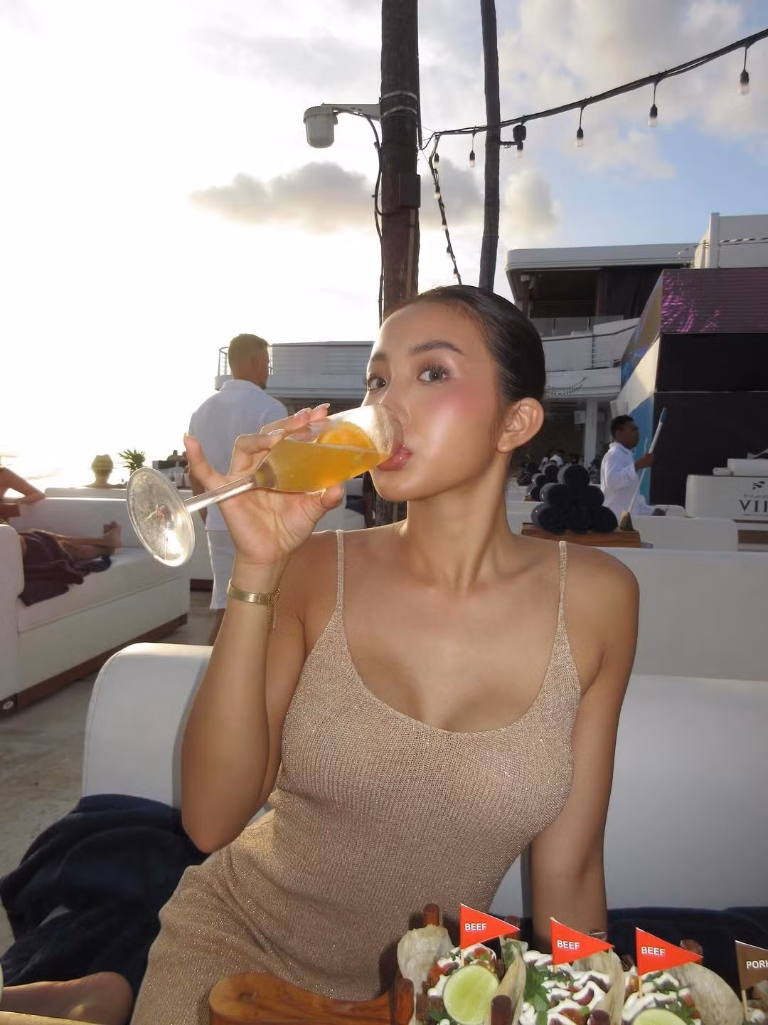 Điểm nhấn thu hút sự chú ý nhất chính là những bức ảnh Huyền 2k4 nằm phơi nắng thư giãn bên hồ bơi. Trong bối cảnh kiến trúc đá trắng đặc trưng của resort cao cấp, người đẹp sinh năm 2004 tự tin khoe trọn vóc dáng đáng mơ ước. (Ảnh: IGNV)