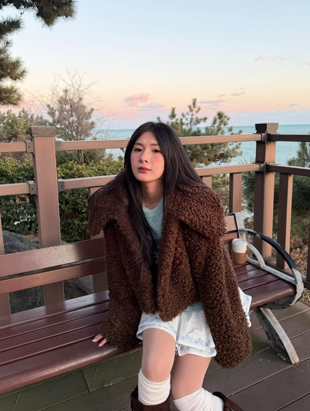 Nếu như ngày đầu mới nổi tiếng, Quỳnh Alee gắn liền với hình tượng ngây thơ, trong sáng thì hiện tại, cô nàng đã có sự "lột xác" ngoạn mục. Phong cách của Quỳnh Alee giờ đây là sự pha trộn giữa vẻ đẹp quyến rũ, trưởng thành và nét sang chảnh. (Ảnh: IGNV)