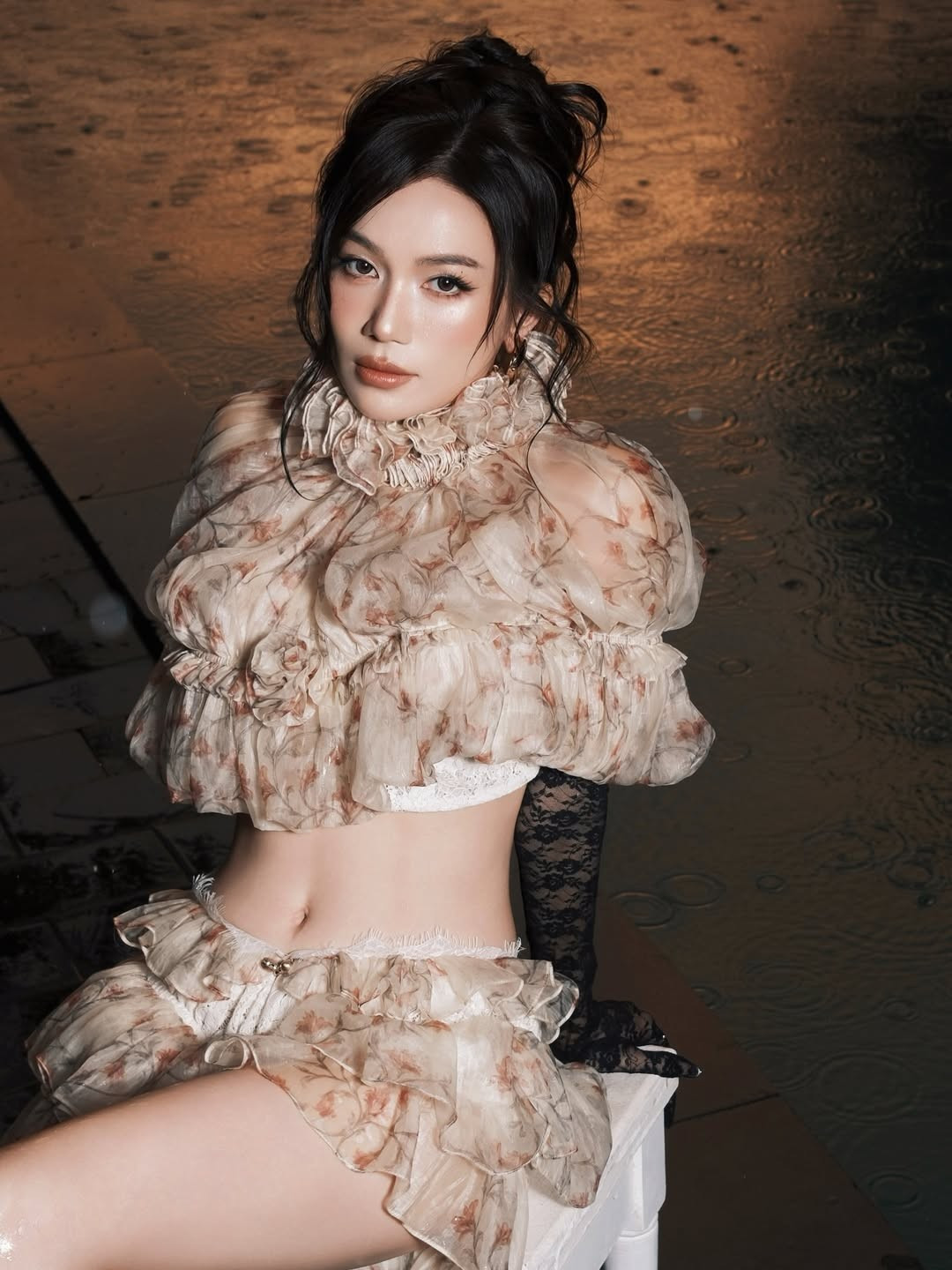 Dù đã ở độ tuổi U40, Sĩ Thanh vẫn khiến công chúng trầm trồ vì vẻ đẹp ngày càng sắc sảo và vóc dáng thon gọn đáng ngưỡng mộ. Lối trang điểm trong bộ ảnh tập trung vào sự tự nhiên, nhấn vào đôi môi cam đất quyến rũ và đôi mắt sắc nét. (Ảnh: IGNV)