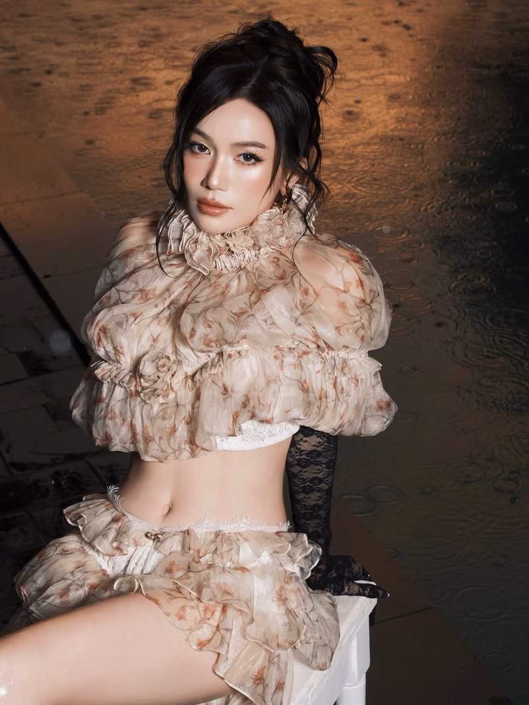 Dù đã ở độ tuổi U40, Sĩ Thanh vẫn khiến công chúng trầm trồ vì vẻ đẹp ngày càng sắc sảo và vóc dáng thon gọn đáng ngưỡng mộ. Lối trang điểm trong bộ ảnh tập trung vào sự tự nhiên, nhấn vào đôi môi cam đất quyến rũ và đôi mắt sắc nét. (Ảnh: IGNV)