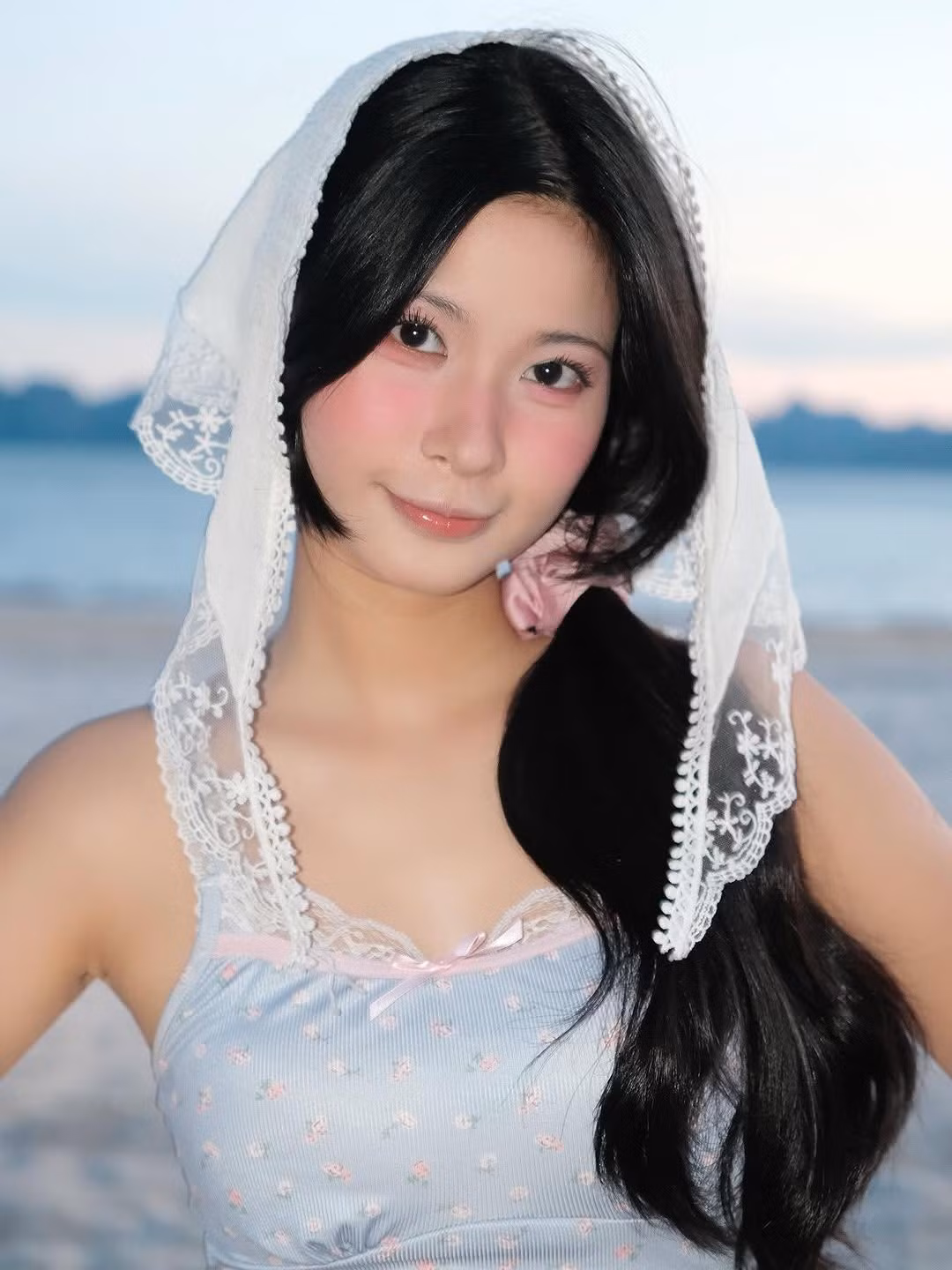 Không còn là những video nhảy cover hay các clip viral, trong loạt ảnh này, Quỳnh Bei xuất hiện với một vẻ ngoài đầy nữ tính và có chút mơ màng. (Ảnh: FBNV)