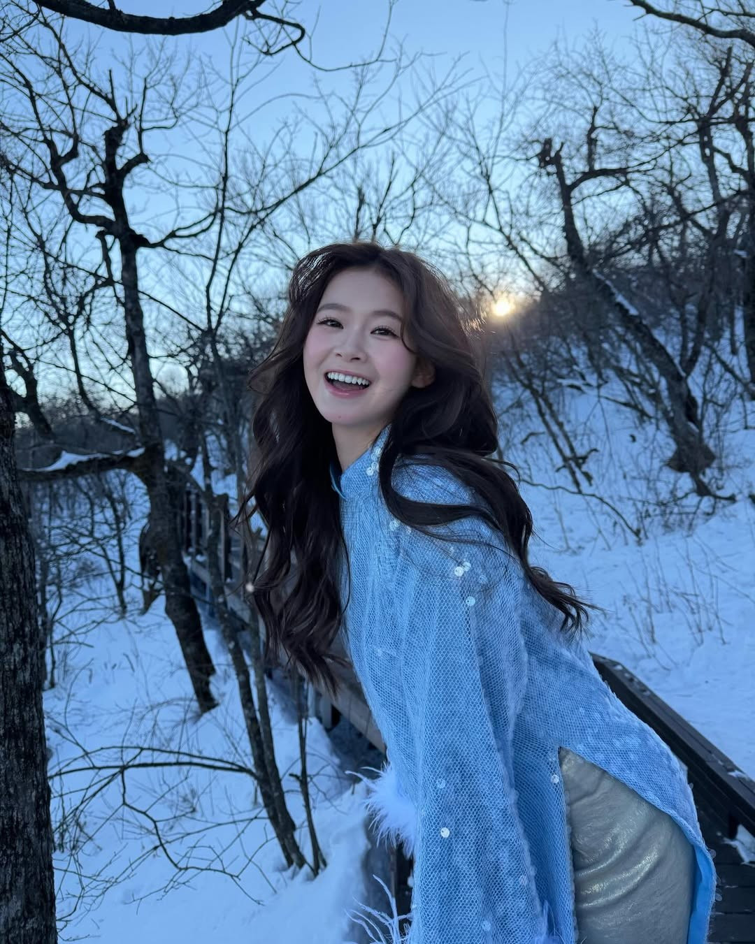 Mới đây, nữ Tiktoker Mai Hương đã khiến cộng đồng mạng không khỏi xuýt xoa khi đăng tải bộ ảnh diện trang phục áo dài truyền thống giữa khung cảnh tuyết phủ trắng xóa tại Hàn Quốc. Sự kết hợp giữa nét đẹp của người con gái Việt Nam và phong cảnh mùa đông xứ Kim Chi đã tạo nên một sức hút khó cưỡng. (Ảnh: IGNV)