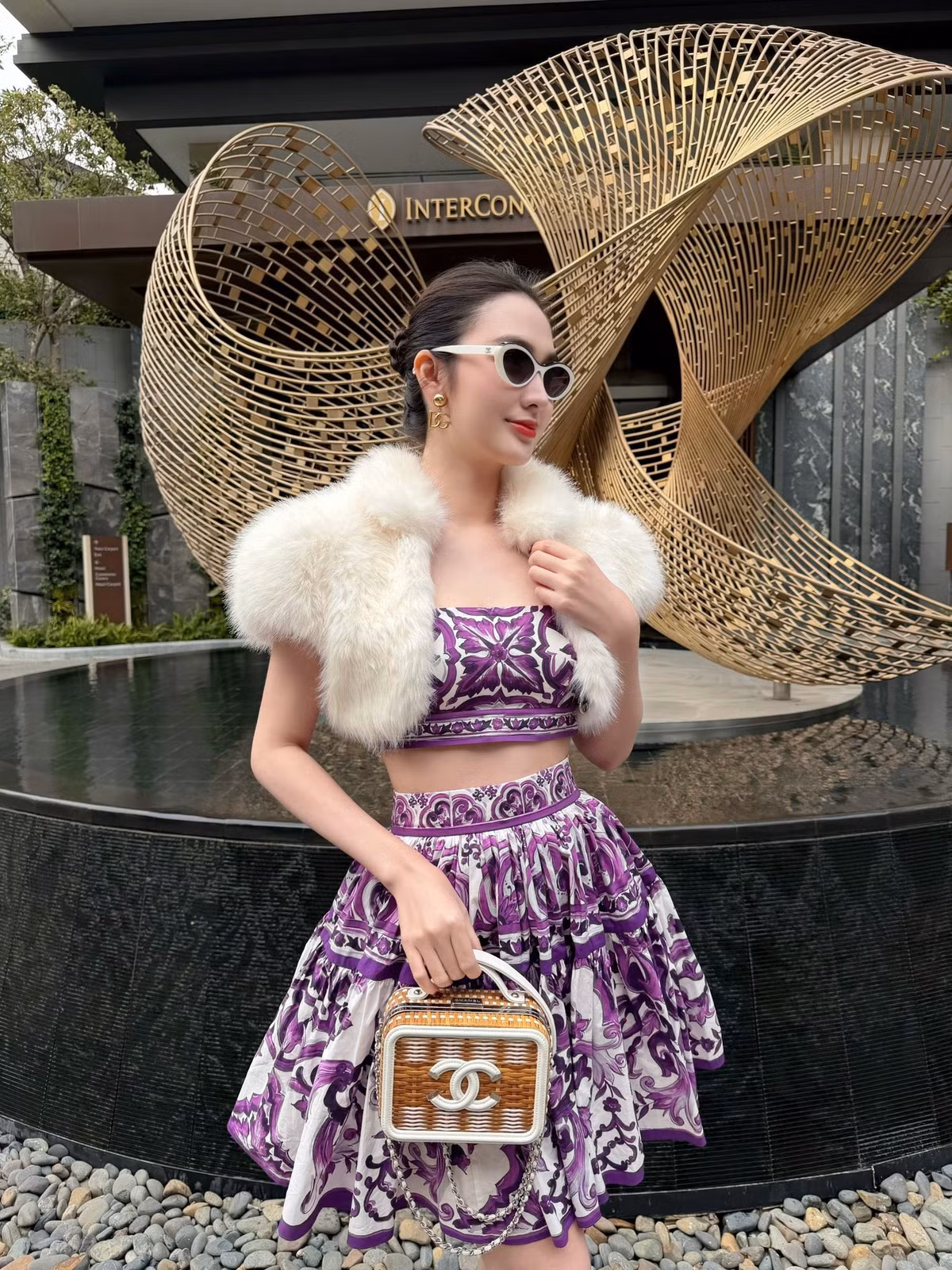 Người đẹp sở hữu loạt túi xách đắt đỏ đến từ các nhà mốt như Hermes, Chanel, Dior, LV.. Cô cũng gây chú ý khi chia sẻ bức ảnh đeo nhẫn kim cương bản lớn hay những đồng hồ giá trị. (Ảnh: IGNV)