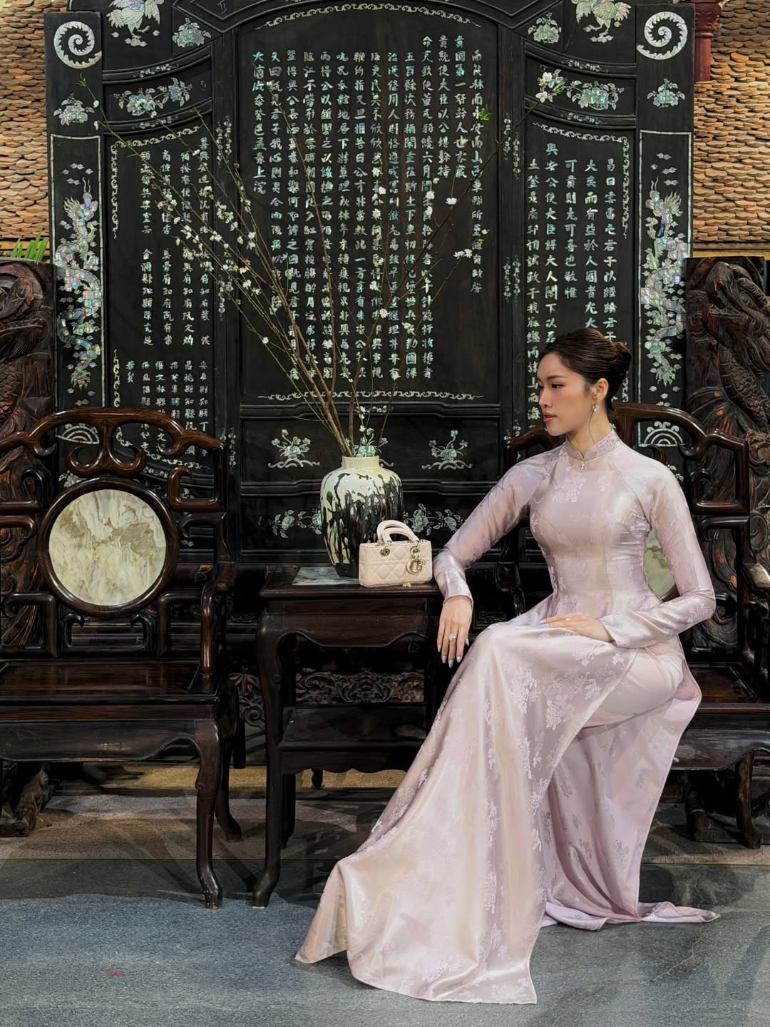 Thay vì những phụ kiện rườm rà, Thanh Thanh Huyền khéo léo kết hợp cùng chiếc túi Lady Dior tone-sur-tone, tạo nên sự giao thoa hoàn hảo giữa nét truyền thống Việt Nam và sự sang trọng của thời trang quốc tế. (Ảnh: IGNV)