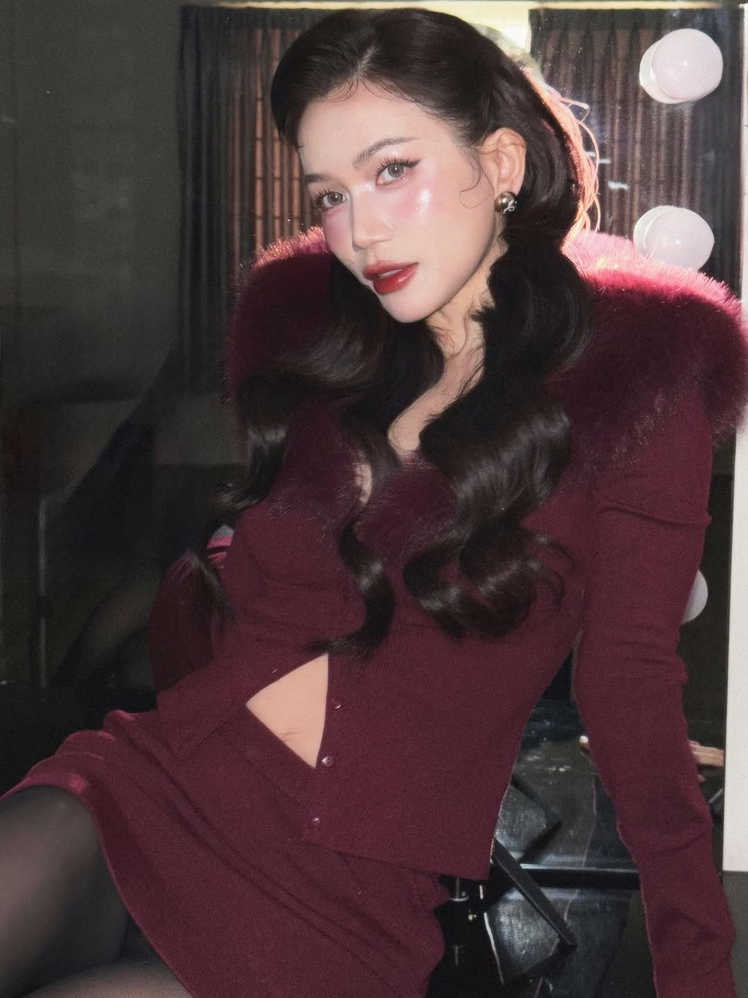 Ở những khung hình chụp cận, cô nàng diện set đồ len phối lông vũ ở phần cổ, mang đậm hơi thở retro. (Ảnh: IGNV)