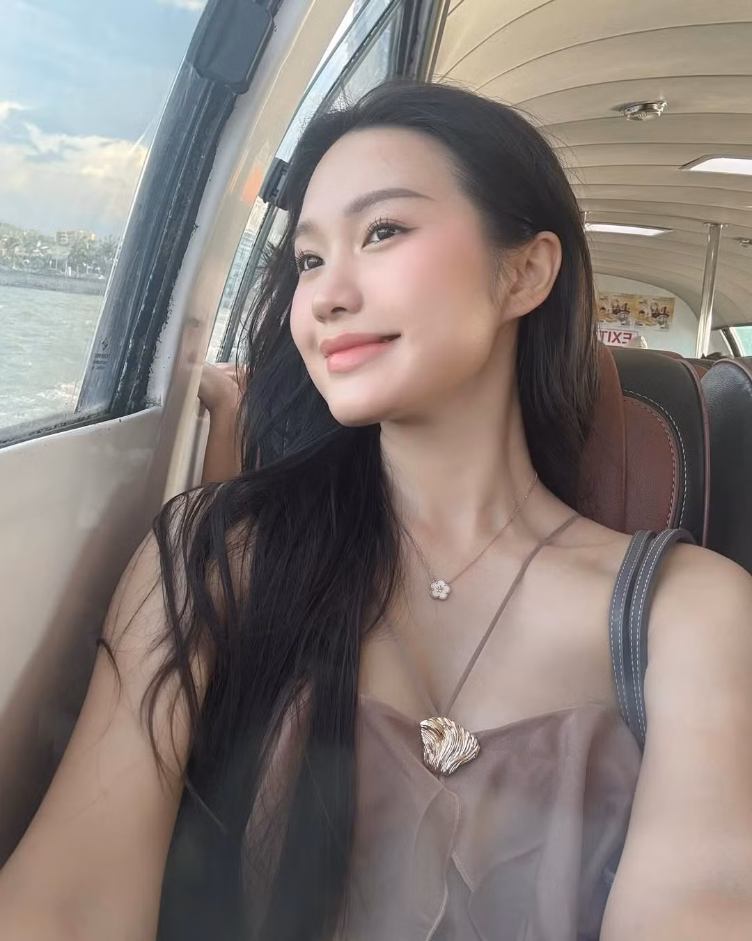 Sự thay đổi này không chỉ thể hiện gu thẩm mỹ tinh tế mà còn cho thấy một sự chuyển mình trong cách nghĩ và sống của Doãn Hải My sau khi lập gia đình.