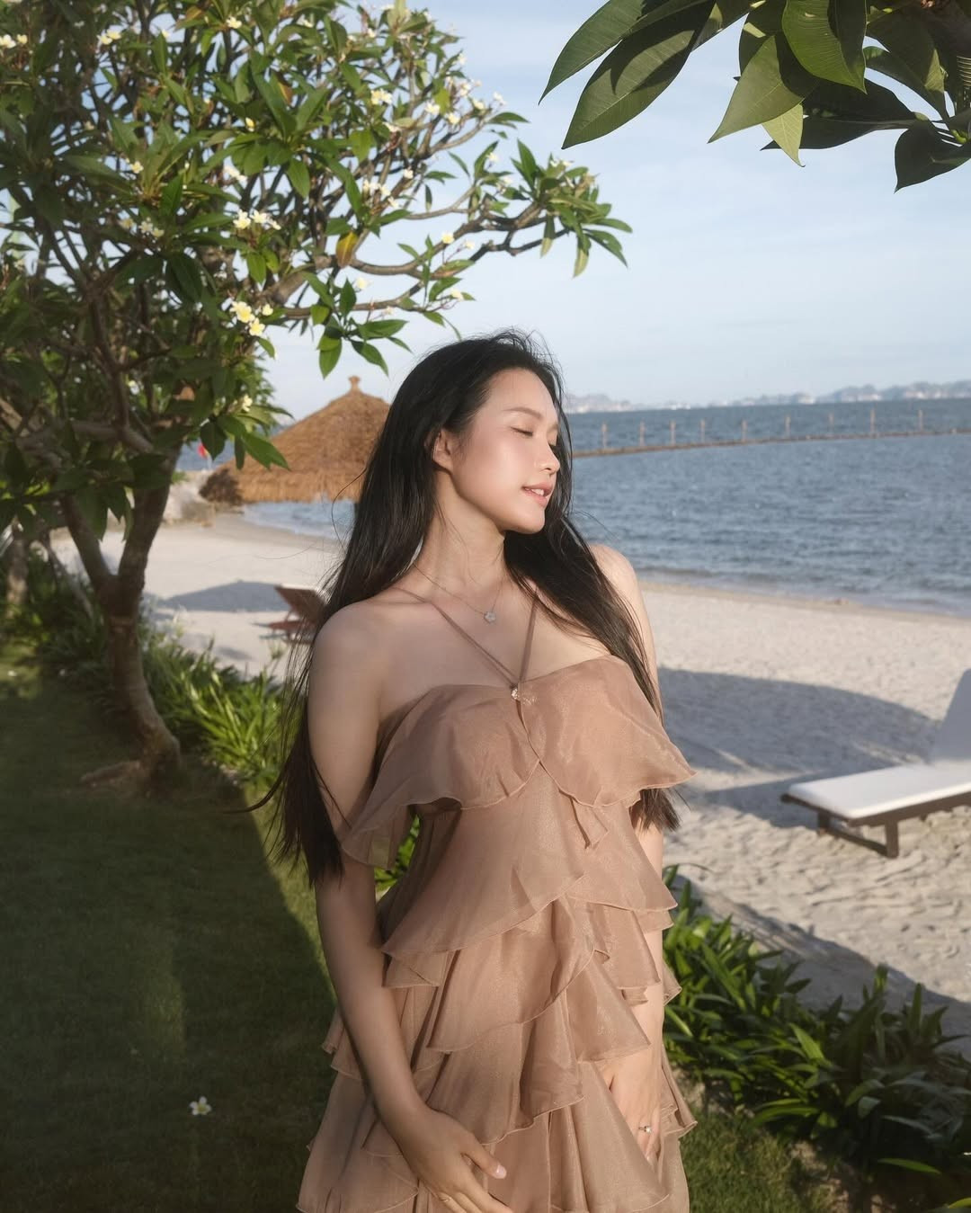 Mới đây, Đoàn Văn Hậu và bà xã Doãn Hải My đã có chuyến nghỉ dưỡng tại một bãi biển xinh đẹp. Trên trang cá nhân, Đoàn Văn Hậu cũng chia sẻ khoảnh khắc ngọt ngào bên bà xã.