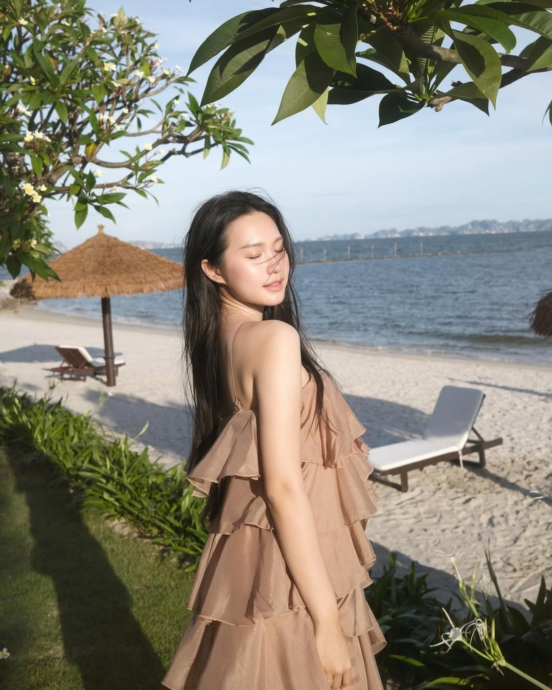 Trước khi kết hôn và sinh con, người đẹp sinh năm 2001 thường tự tin diện những bộ đồ bơi tôn dáng, thiết kế ôm sát hoặc khoét eo gợi cảm. Tuy nhiên, từ sau khi trở thành mẹ, phong cách của vợ Đoàn Văn Hậu dần trở nên kín đáo, nền nã và thiên về sự thoải mái.