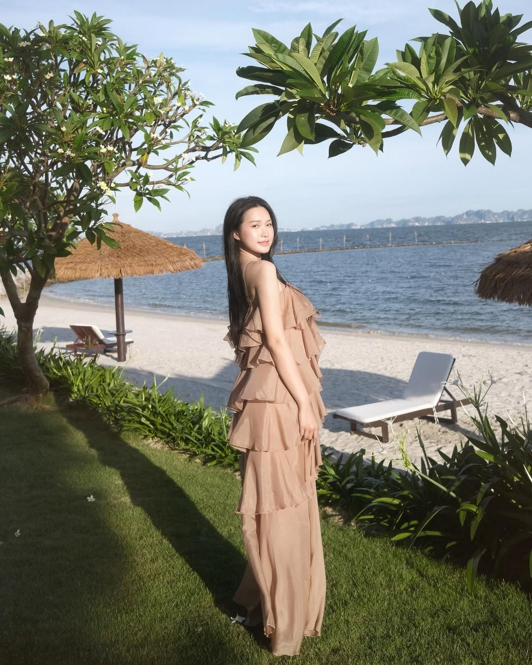 Mới đây, Doãn Hải My, bà xã của cầu thủ Đoàn Văn Hậu, đã "đốn tim" người hâm mộ với loạt ảnh xinh đẹp và đầy nữ tính bên bờ biển.