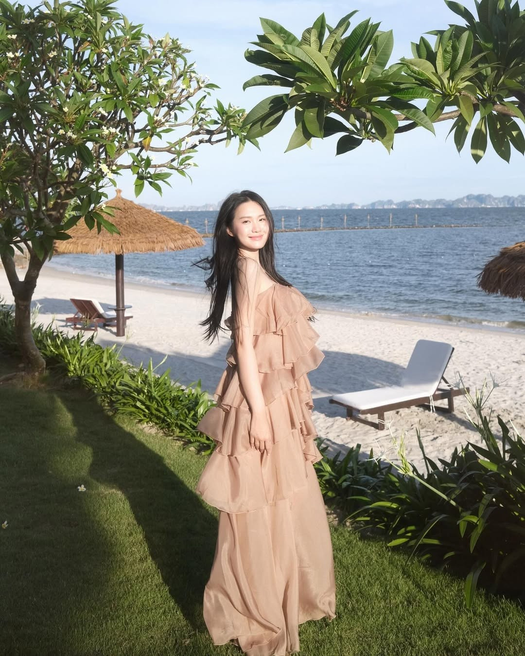 Trong những bức ảnh được chia sẻ, Doãn Hải My khoe khéo bờ vai trần mảnh mai và xương quai xanh gợi cảm, toát lên vẻ đẹp dịu dàng nhưng không kém phần quyến rũ.