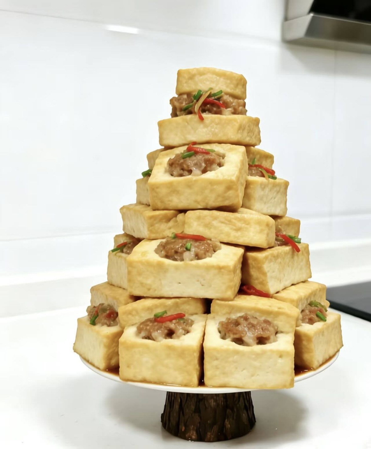 Từ món gà luộc, rau xà lách cho đến những chiếc ghế nhựa, loạt ý tưởng "cây nhà lá vườn" này không chỉ độc đáo mà còn mang lại tiếng cười và sự ấm áp cho mùa lễ hội.