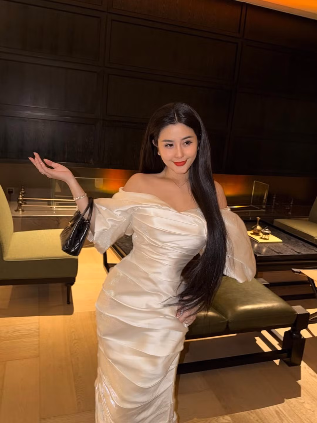 Trong những khung hình vừa chia sẻ, Võ Ngọc Trân chọn cho mình chiếc đầm trắng tinh khôi với thiết kế trễ vai xếp nếp cầu kỳ. (Ảnh: IGNV)