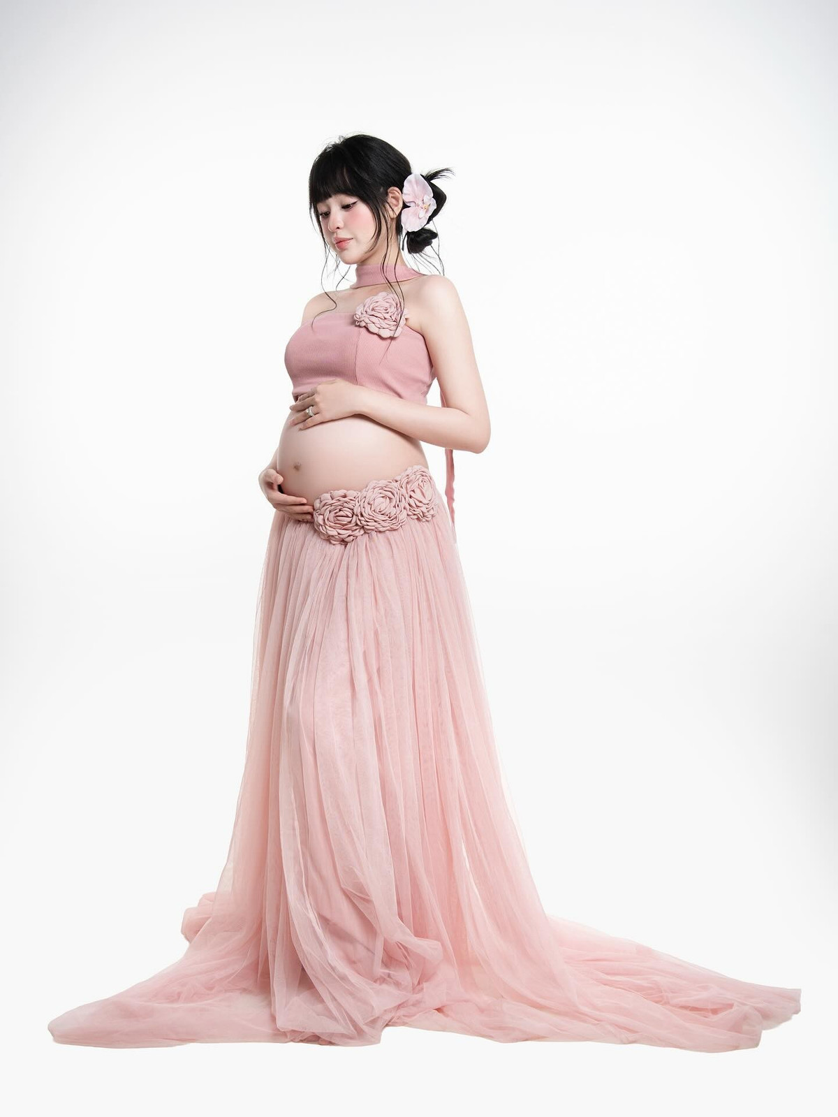 Chiếc áo ngắn khoe khéo vòng hai lớn dần, trong khi chân váy xếp tầng tạo cảm giác nhẹ nhàng, bay bổng. (Ảnh: Instagram @po.trann)