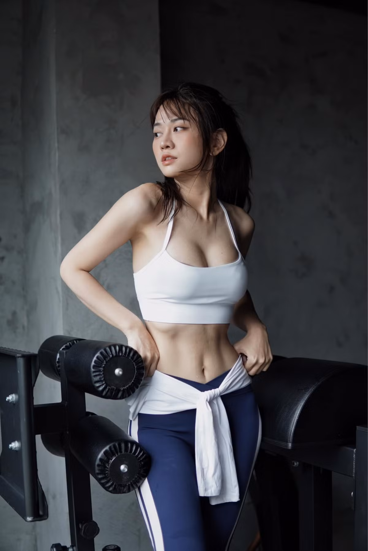 Một số ý kiến cho rằng cô có mối quan hệ đặc biệt thì mới có được những vai diễn quan trọng như vậy: "chắc phải có người chống lưng, chứ không đâu từ một Tiktoker đầy rẫy scandal mà lại được làm nữ chính khi diễn xuất còn non như thế".