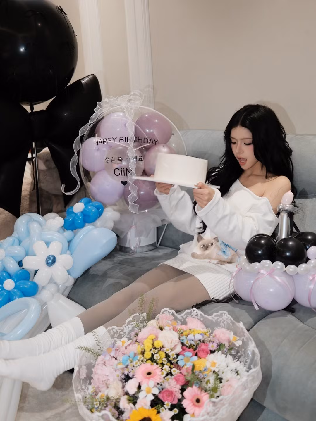 Sau những ồn ào tình cảm, mới đây cô nàng chia sẻ loạt ảnh xinh đẹp bên bánh kem, hoa và bong bóng, đánh dấu cột mốc tuổi mới trong bữa tiệc sinh nhật thân mật với sự trang trí tỉ mỉ. (Ảnh: IGNV)