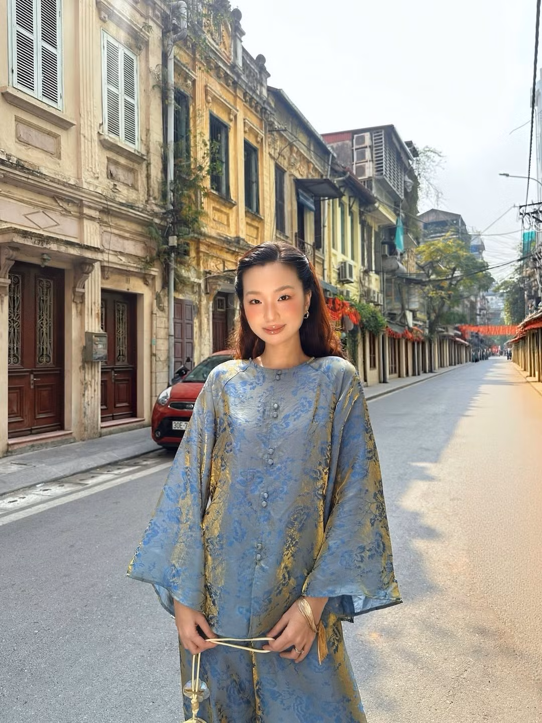 Trong không khí rộn ràng của những ngày cận Tết Nguyên Đán, khi mạng xã hội đang tràn ngập hình ảnh các thiếu nữ khoe sắc trong tà áo dài truyền thống hay cách tân, thì Chái Chanh (tên thật là Thái Anh) lại chọn cho mình một lối đi riêng đầy thú vị. Không phải áo dài, cô nàng "gây thương nhớ" với bộ ảnh diện đồ bà ba mang phong thái sang trọng, kiêu sa chuẩn tiểu thư "lá ngọc cành vàng". (Ảnh: IGNV)