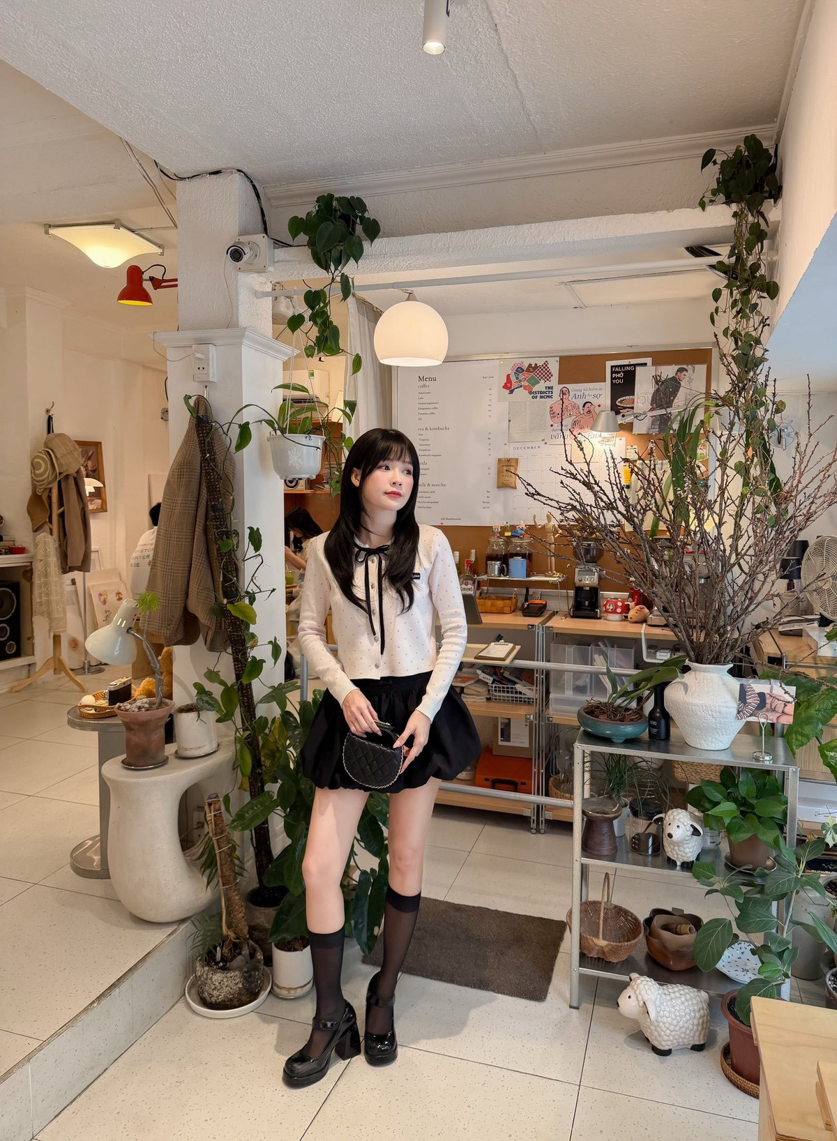 Trong loạt ảnh mới, Sam lựa chọn set đồ đơn giản nhưng lại cực kỳ hiệu quả trong việc tôn vinh nét thanh xuân. (Ảnh: IGNV)