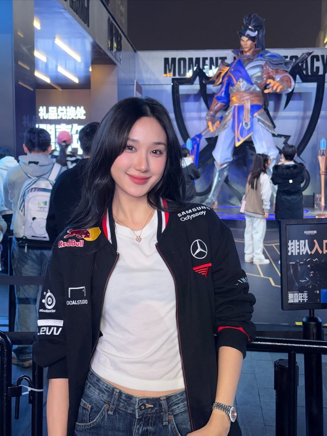 Loạt ảnh được chia sẻ cho thấy hai cô gái đã có những khoảnh khắc vui vẻ, rạng rỡ bên nhau trong không khí cuồng nhiệt của giải đấu bộ môn LMHT lớn nhất hành tinh.