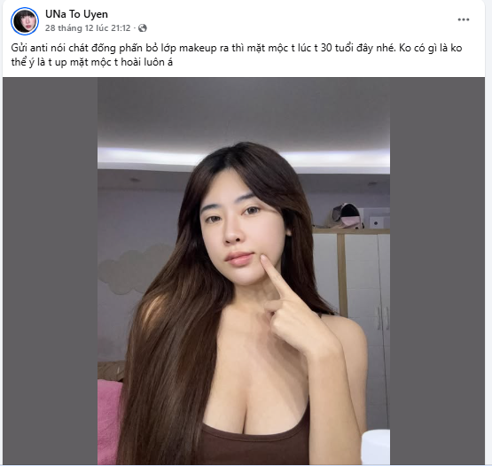 Mới đây, trên trang cá nhân, UNa Tố Uyên đã đăng tải hình ảnh cận cảnh gương mặt không make-up của mình kèm dòng trạng thái đầy tự tin: "Gửi anti nói chát đống phấn bỏ lớp makeup ra thì mặt mộc t lúc t 30 tuổi đây nhé. Ko có gì là ko thể ý là t up mặt mộc t hoài luôn á".