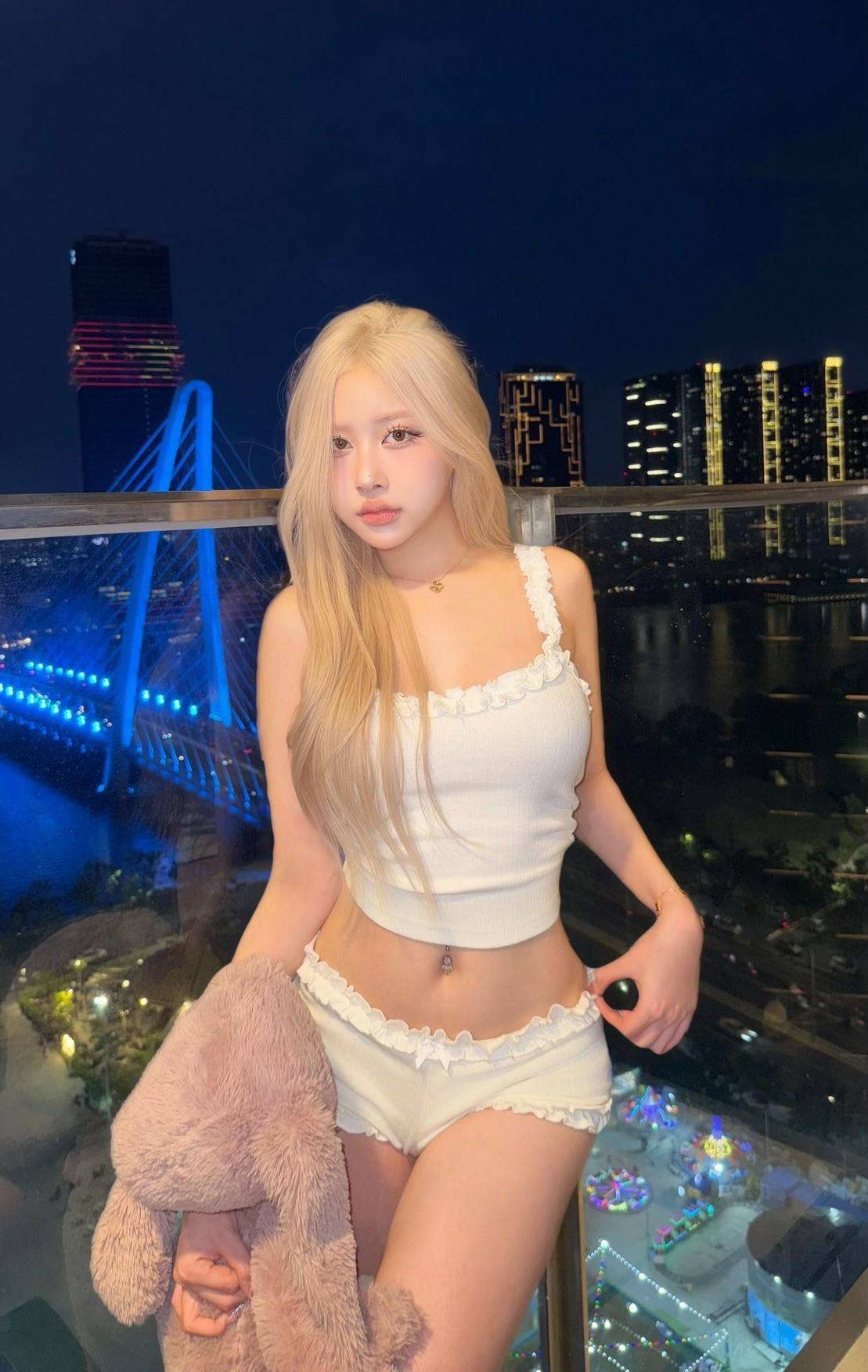 Hiện tại, Huyền Diệu vẫn là cái tên "nóng" trên mạng xã hội, thường xuyên chia sẻ những hình ảnh đời thường, du lịch sang chảnh và phong cách thời trang ấn tượng.(Ảnh: IGNV)