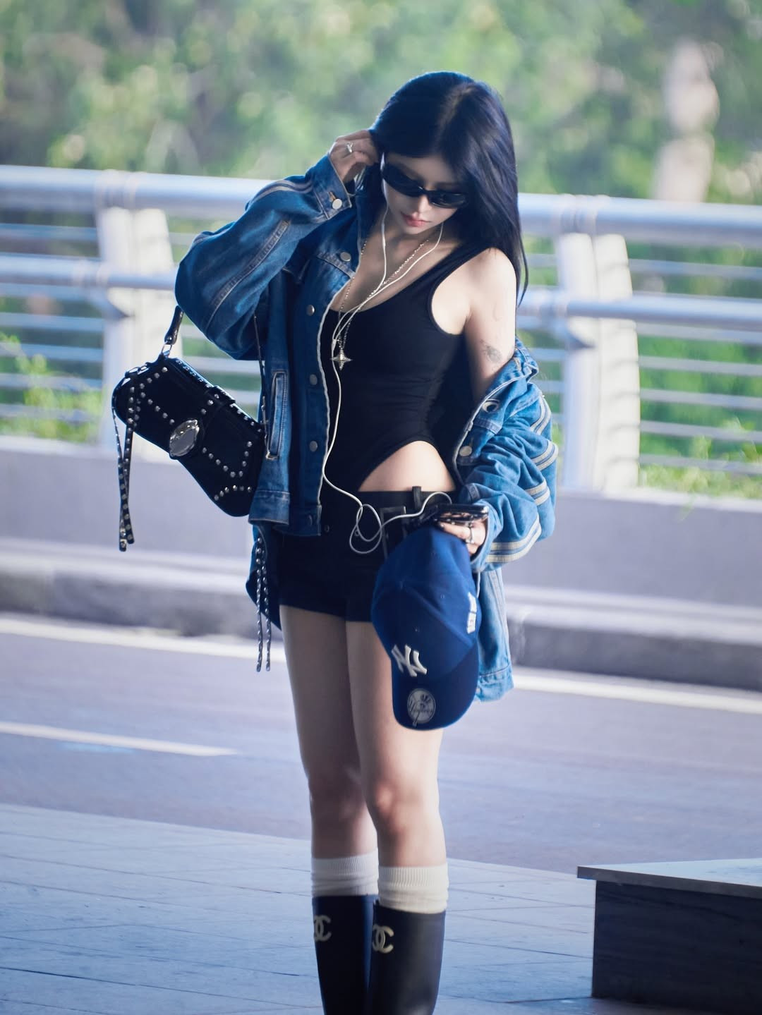 Bùi Thảo Ly (Ciin), hot TikToker sở hữu hàng triệu lượt theo dõi và từng được ví như "Lisa Việt Nam", lại mang đến một vibe đường phố bụi bặm hơn. (Ảnh: IGNV)