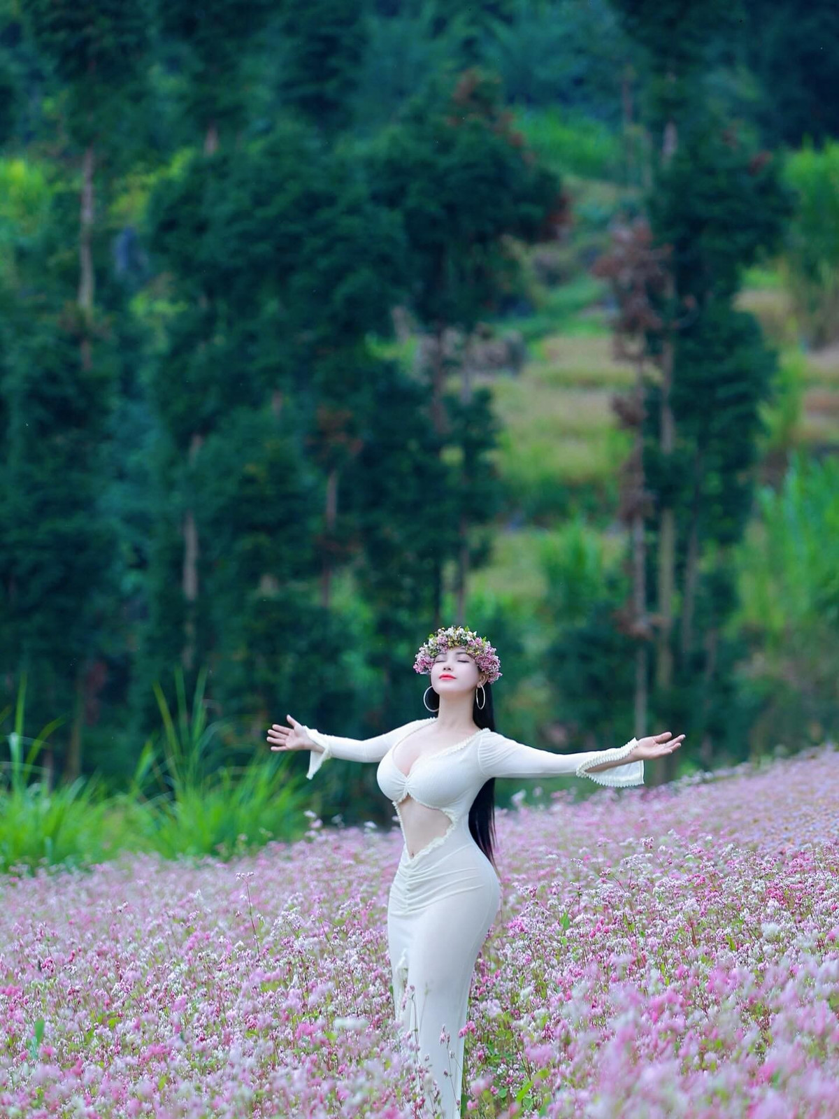 Sự việc này một lần nữa đặt ra câu hỏi về ranh giới giữa tự do ăn mặc cá nhân và sự phù hợp với không gian công cộng.