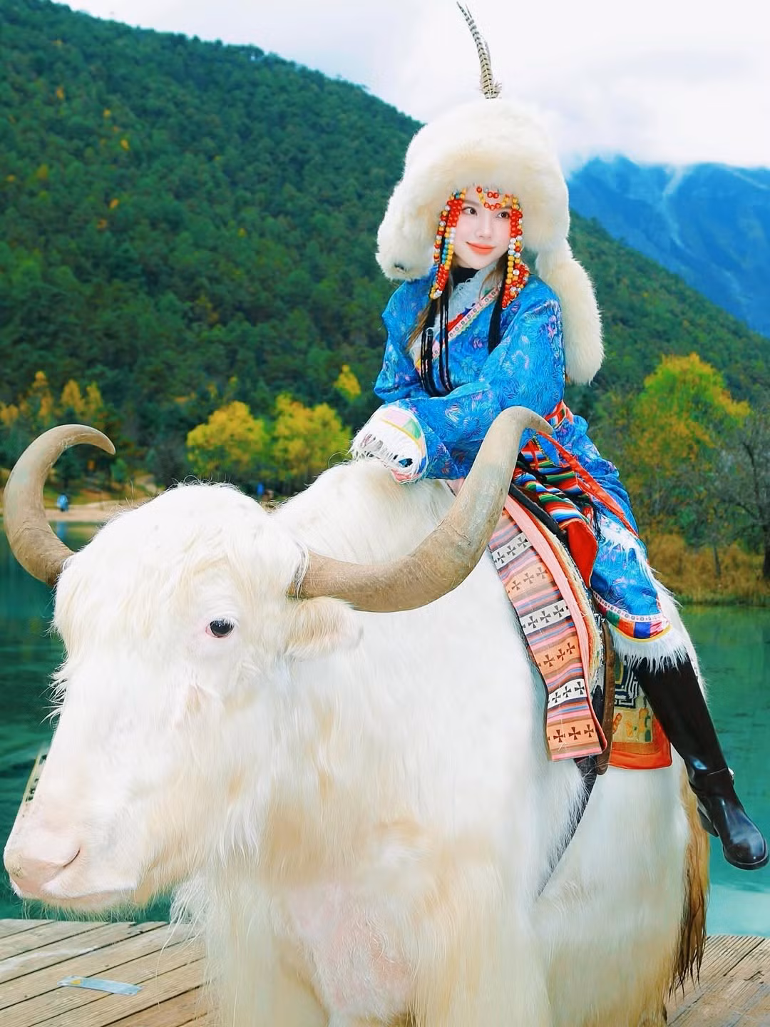 Chiếc mũ lông lớn, đính kèm chuỗi hạt cườm đa sắc rủ xuống mặt, khiến cô trông như một tiểu thư vùng cao nguyên quý phái nhưng cũng đầy mạnh mẽ. (Ảnh: IGNV)