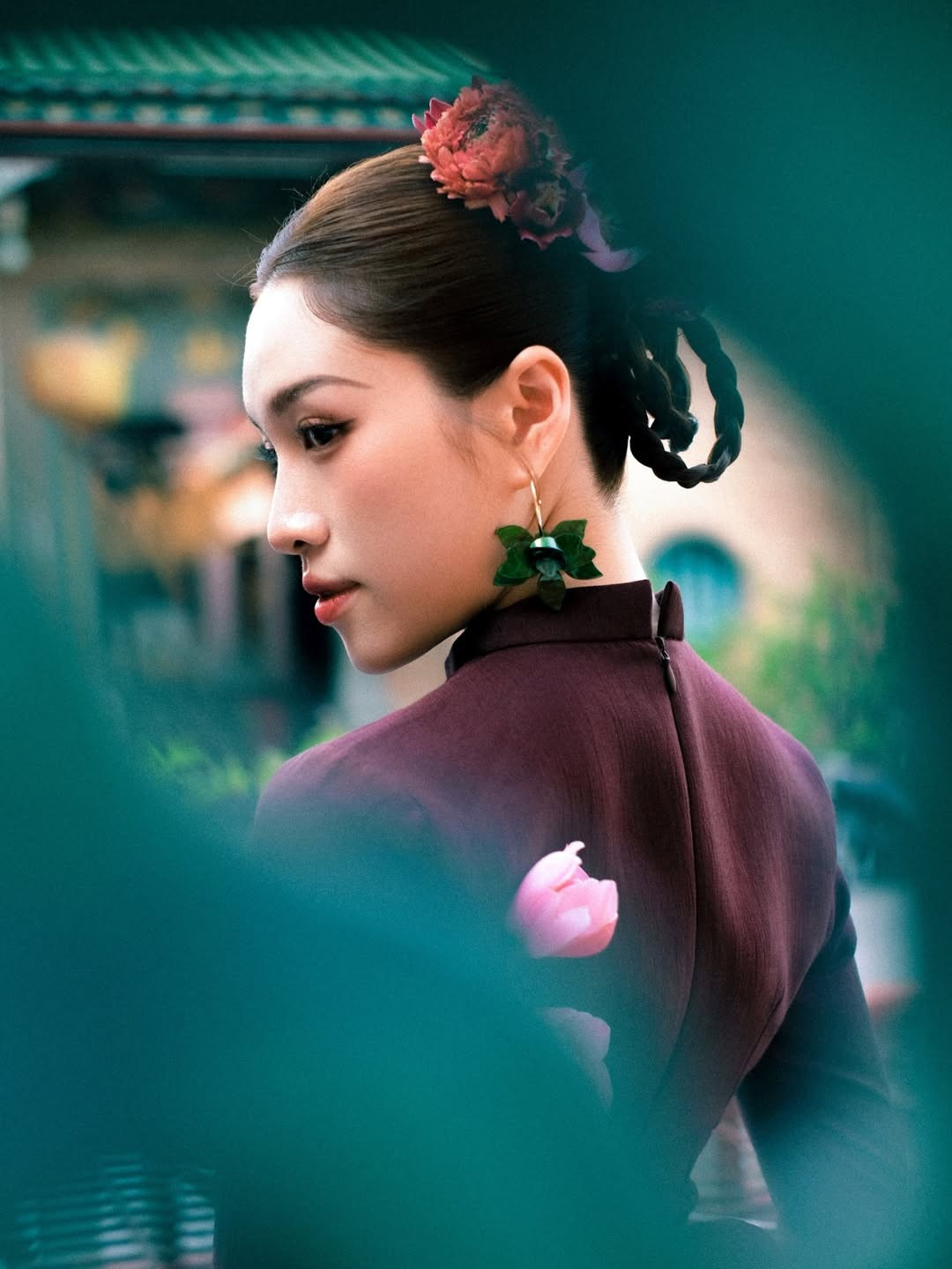 Thanh Thanh Huyền từ lâu đã được biết đến là một người đẹp luôn trân trọng và nỗ lực lan tỏa các giá trị văn hóa truyền thống. Dù thường xuyên xuất hiện với hình ảnh hiện đại, năng động trên các sân khấu lớn, nhưng mỗi dịp lễ Tết, cô lại ưu ái lựa chọn tà áo dài như một cách để tôn vinh nét đẹp dịu dàng, kín đáo của người phụ nữ Việt Nam. (Ảnh: IGNV)