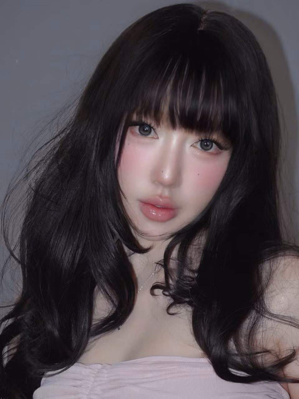 Ngay cả những bức ảnh cận cảnh khuôn mặt cũng không thể giấu đi sự rạng rỡ, căng tràn sức sống của cô. (Ảnh: FBNV)