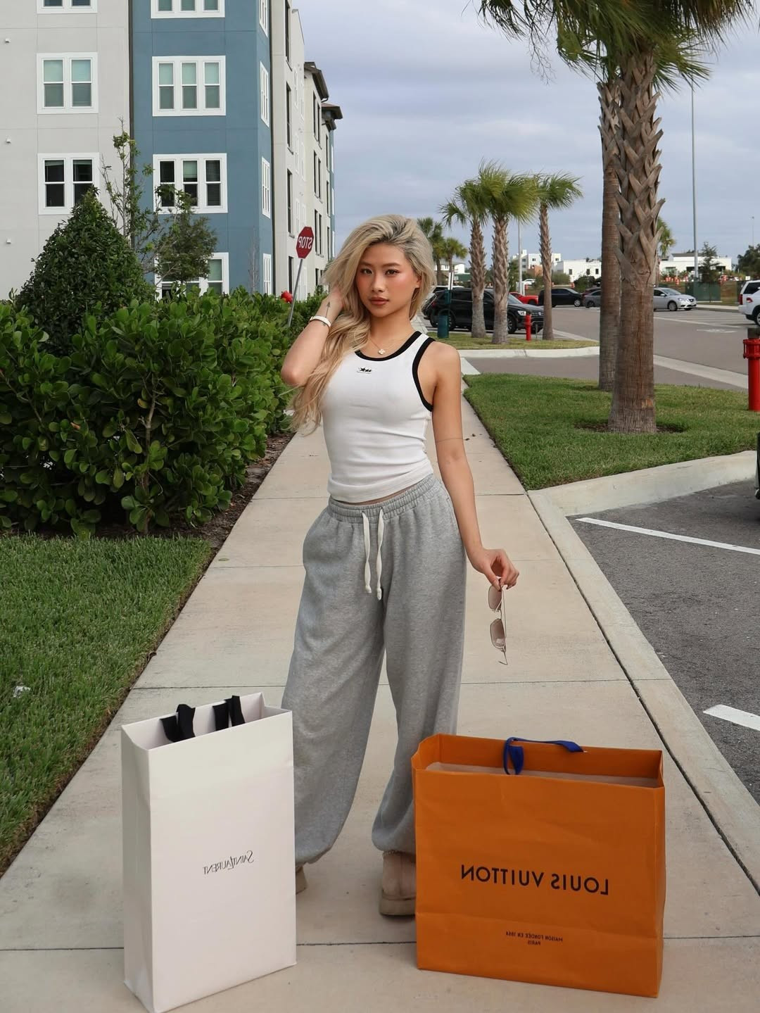 Dưới góc máy "sống ảo", cô nàng trông cực kỳ tận hưởng chuyến đi của mình. Những hình ảnh này nhanh chóng được chia sẻ rộng rãi, nhận về nhiều lượt tương tác trái chiều từ phía cư dân mạng. (Ảnh: IGNV)