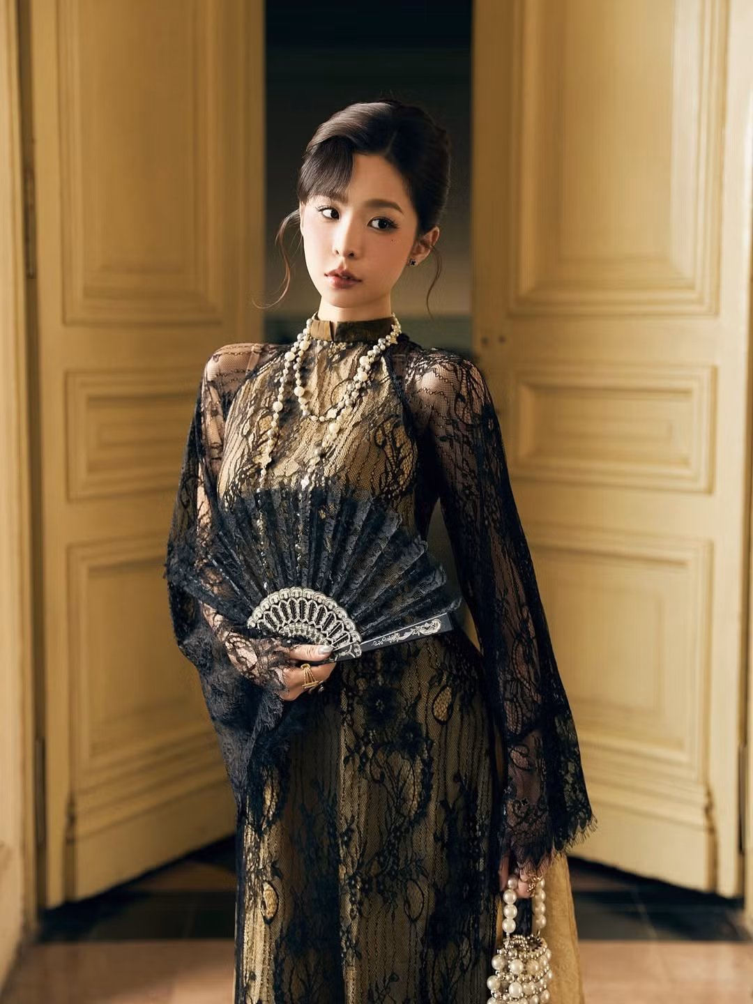 Nếu như trong bộ ảnh áo dài, cộng đồng mạng thấy một Tammy Phạm nền nã, quyền quý, thì ngoài đời, cô nàng sinh năm 2001 là một biểu tượng thời trang đầy biến hóa của giới trẻ. Phong cách của Tammy Phạm là sự giao thoa giữa nét ngây thơ và sự quyến rũ táo bạo. (Ảnh: IGNV)