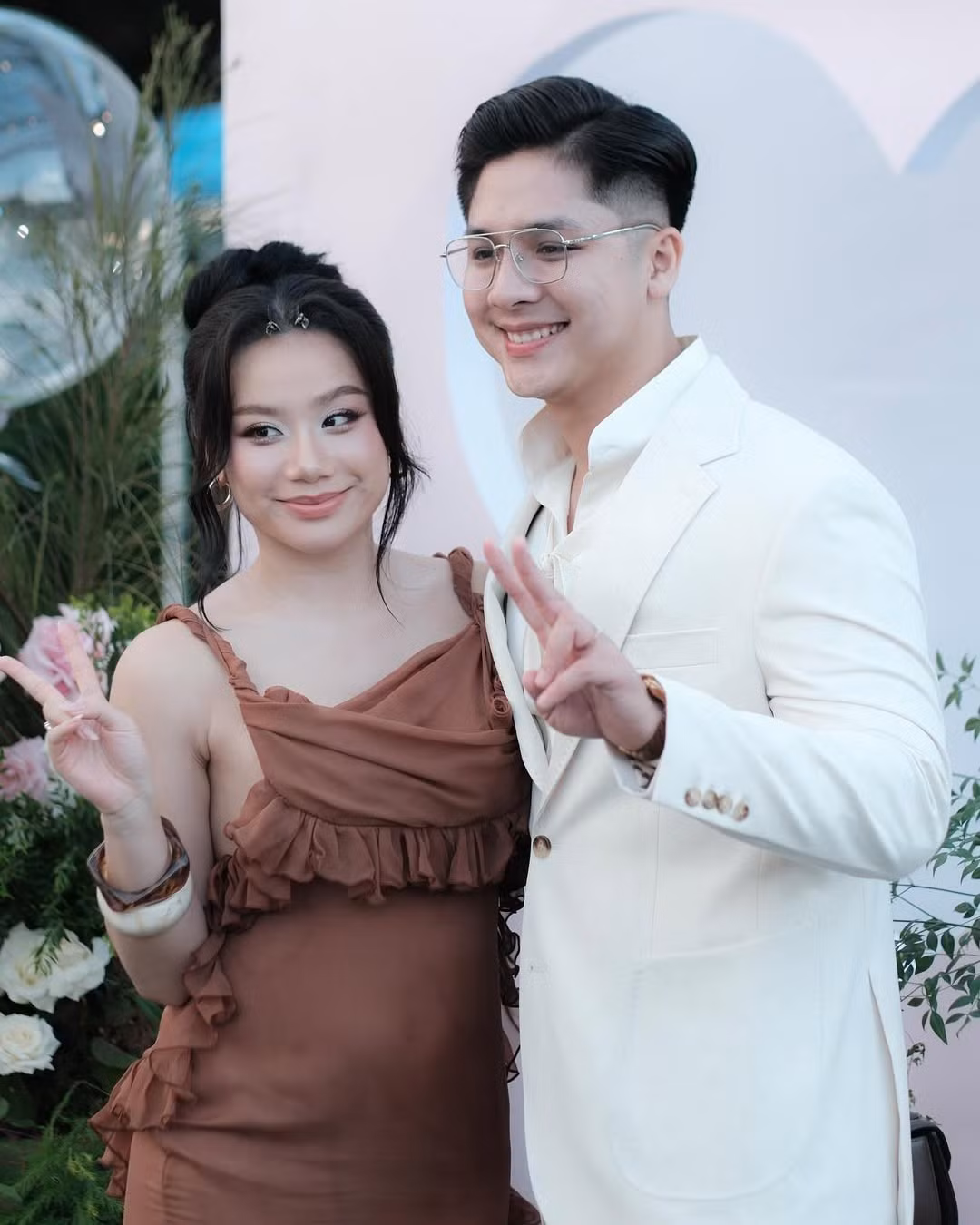 Cô và chồng được nhận xét là "xứng đôi vừa lứa", "trai tài gái sắc".