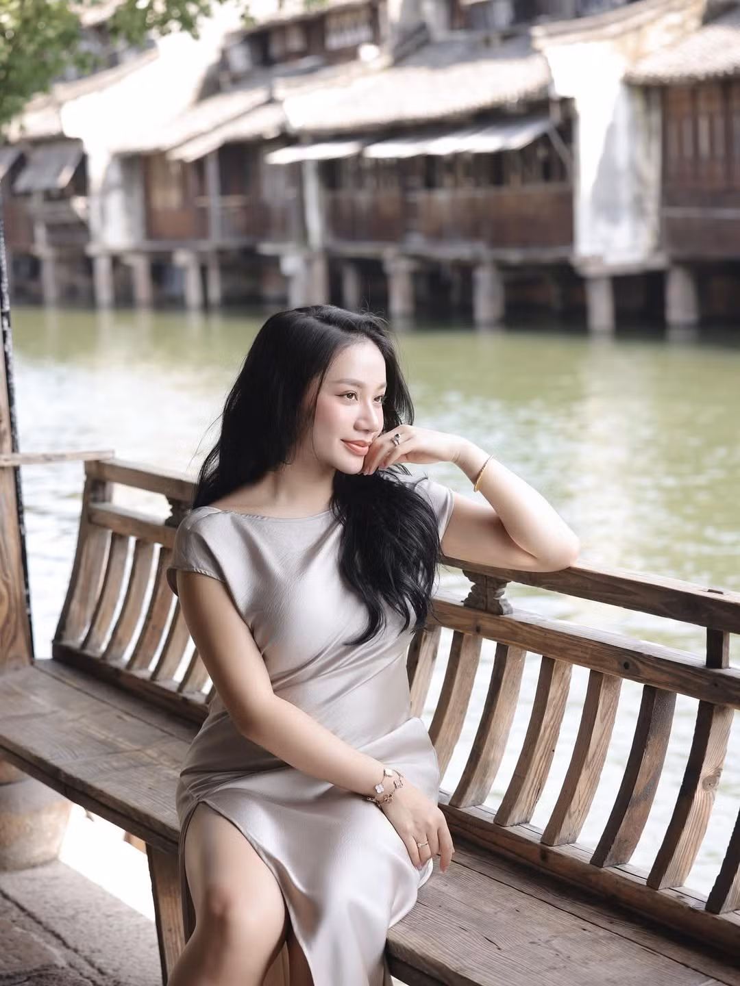 Ngoài ra, Minh Thư thường xuyên xuất hiện trên sóng livestream kênh kinh doanh của gia đình. Cô được nhận xét có lối nói chuyện duyên dáng, thu hút.