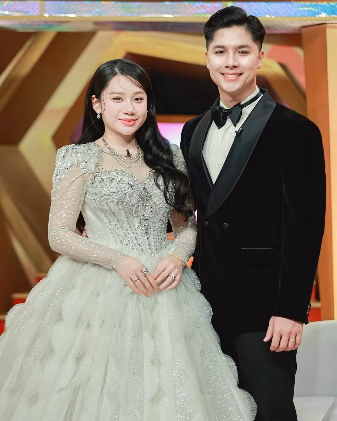 Cả hai vẫn giữ được tình cảm ngọt ngào những ngày "tân hôn". Trên trang cá nhân của mình, Minh Thư cũng tiết lộ đã mang thai em bé đầu lòng.