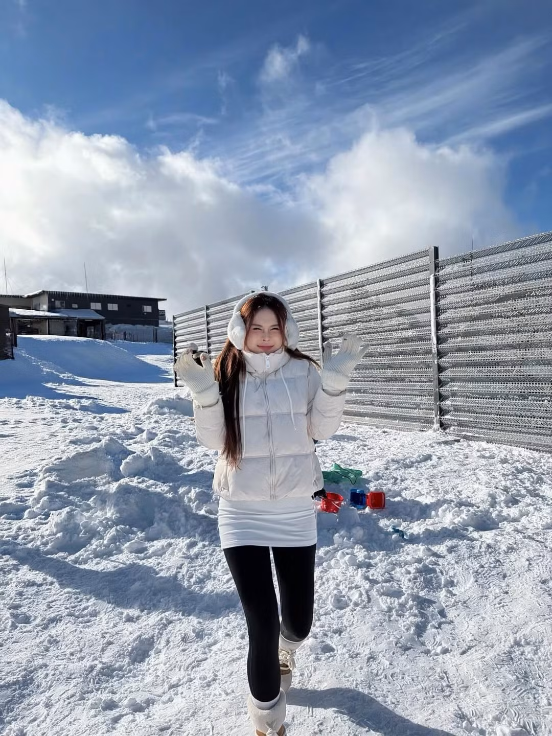 Mới đây, nữ TikToker Võ Nữ Ngân Hà đã gây chú ý khi đăng tải loạt khoảnh khắc cực kỳ lung linh trong chuyến hành trình khám phá Nhật Bản. Thay vì những bộ cánh lộng lẫy trên sàn diễn hay sự kiện, cô nàng chọn cho mình phong cách năng động, ấm áp nhưng vẫn đầy cuốn hút giữa trời đông giá rét. (Ảnh: IGNV)