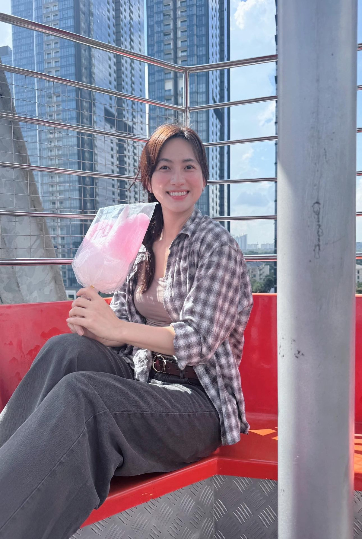 Phương Anh Đào sinh ra và lớn lên tại Bạc Liêu, trong một gia đình có hoàn cảnh không mấy dư dả. Cha mẹ cô bán xôi ở một khu chợ thuộc thị trấn Gành Hào, tỉnh Bạc Liêu để trang trải cuộc sống, nuôi các con khôn lớn. (Ảnh: FBNV)