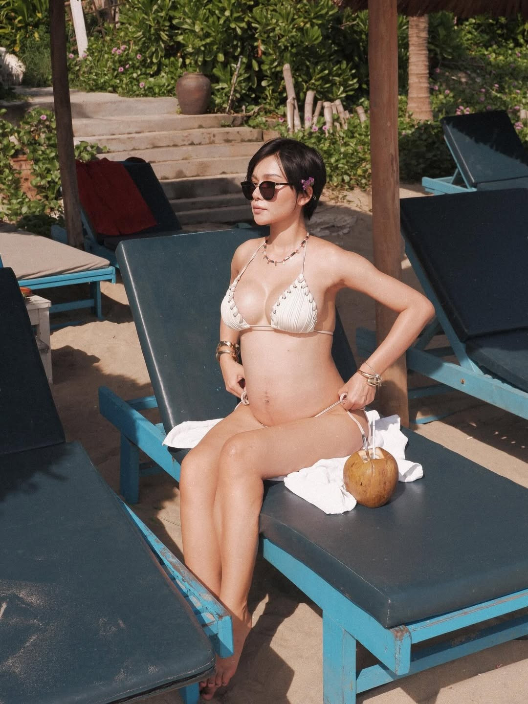 Diện mẫu bikini hai mảnh đơn giản, màu sắc trang nhã, Lê Thu Trang khéo léo khoe bụng bầu lớn nhưng vóc dáng vẫn săn chắc, quyến rũ. (Ảnh: IGNV)