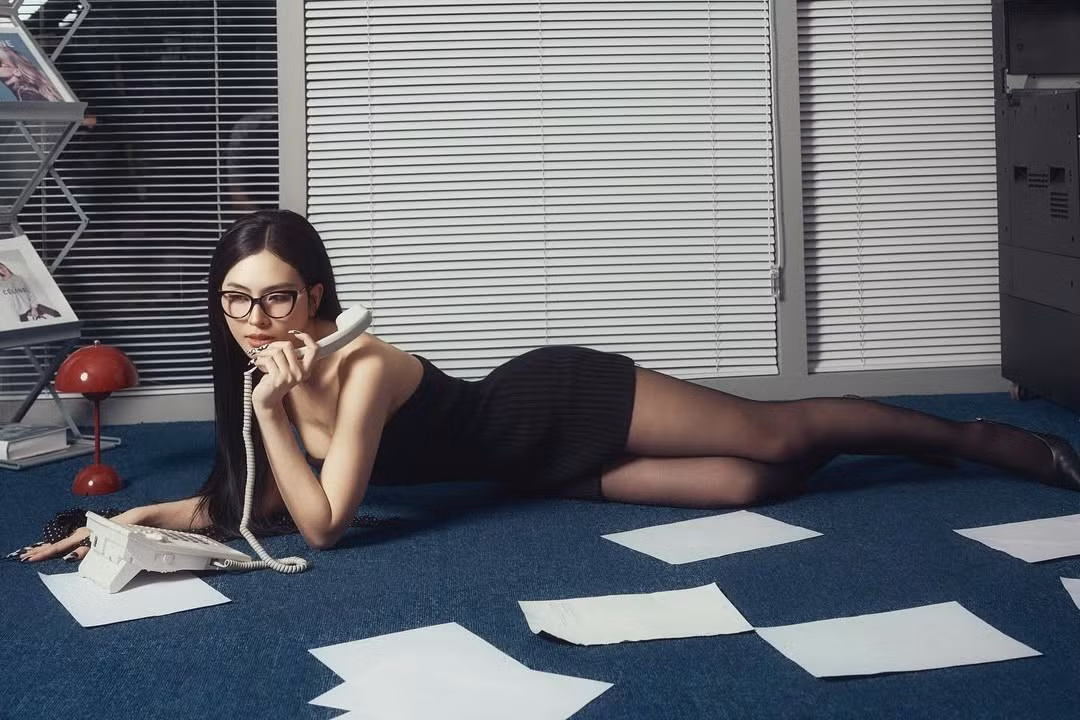 Vẫn là đôi tất da chân đen và kính mắt tri thức, nhưng chiếc đầm không dây cùng với độ ngắn tối đa đã phô diễn tối đa lợi thế hình thể của Tammy. (Ảnh: IGNV)