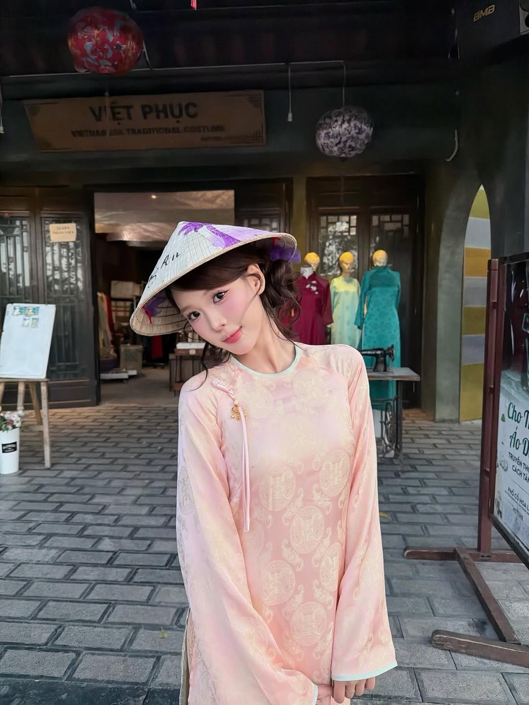 Thiết kế này không chỉ tôn lên làn da trắng sứ mà còn làm nổi bật nét mềm mại, nữ tính đặc trưng của người con gái Việt. (Ảnh: IGNV)