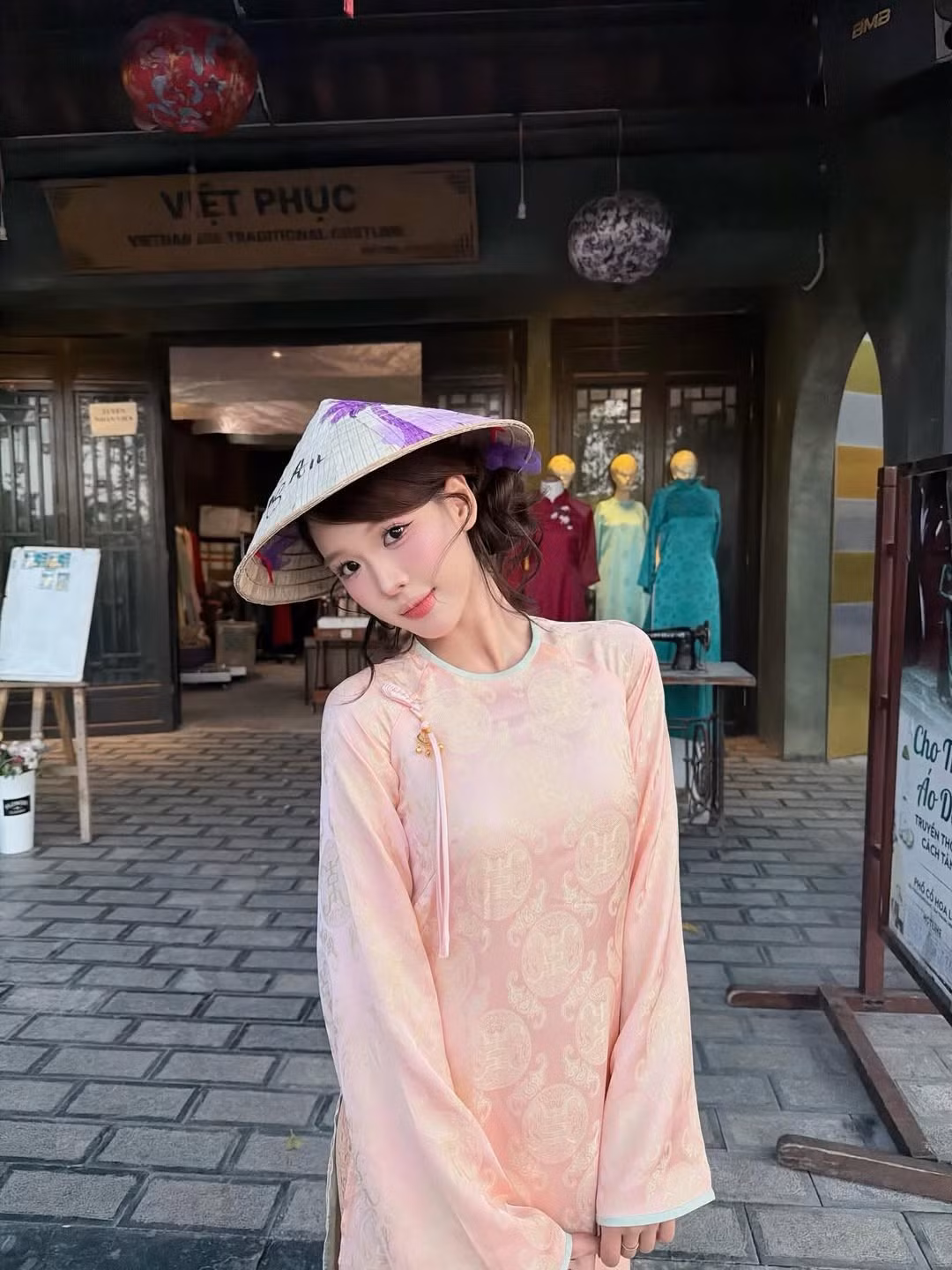 Thiết kế này không chỉ tôn lên làn da trắng sứ mà còn làm nổi bật nét mềm mại, nữ tính đặc trưng của người con gái Việt. (Ảnh: IGNV)